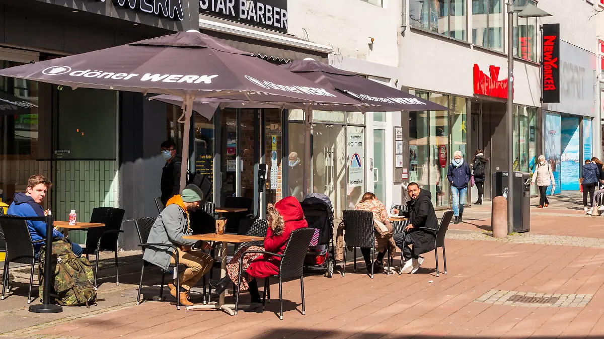 Kiel, Ostseeküste, 12. April 2021 Seit dem 12.04.2021 darf die Gastronomie im Außenbereich in Gebieten mit entsprechend niedrigem Inzidenzwert wieder öffnen. Bei niedrigen Temperaturen und zum Start noch wenig Gäste. Impressionen von der Ostseeküste, aus Damp Eckernförde und Kiel. *** Kiel, Baltic Sea coast, 12 April 2021 Since 12 04 2021, outdoor gastronomy is allowed to reopen in areas with a correspondingly low incidence value At low temperatures and at the start still few guests Impressions from the Baltic Sea coast, from Damp Eckernförde and Kiel 