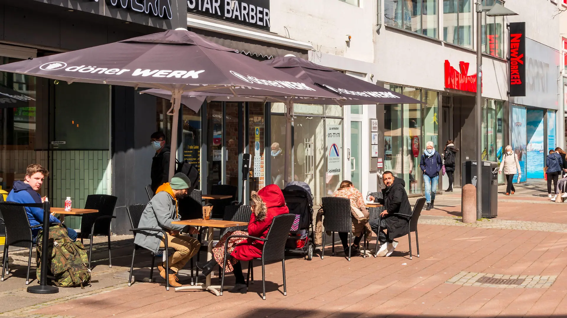 Kiel, Ostseeküste, 12. April 2021 Seit dem 12.04.2021 darf die Gastronomie im Außenbereich in Gebieten mit entsprechend niedrigem Inzidenzwert wieder öffnen. Bei niedrigen Temperaturen und zum Start noch wenig Gäste. Impressionen von der Ostseeküste, aus Damp Eckernförde und Kiel. *** Kiel, Baltic Sea coast, 12 April 2021 Since 12 04 2021, outdoor gastronomy is allowed to reopen in areas with a correspondingly low incidence value At low temperatures and at the start still few guests Impressions from the Baltic Sea coast, from Damp Eckernförde and Kiel