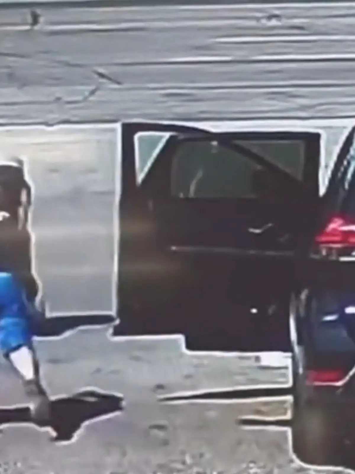 Nach 10 Sekunden voller Panik, rettet ein Passant das Kleinkind vor einem riesigen Unglück. Im genau richtigen Moment schnappt er sich den Kinderwagen und hilft dann der Frau. Wieso die Frau nicht aufrecht gehen konnte, ist nicht bekannt. Zum Glück war ihr Schutzengel an Ort und Stelle.