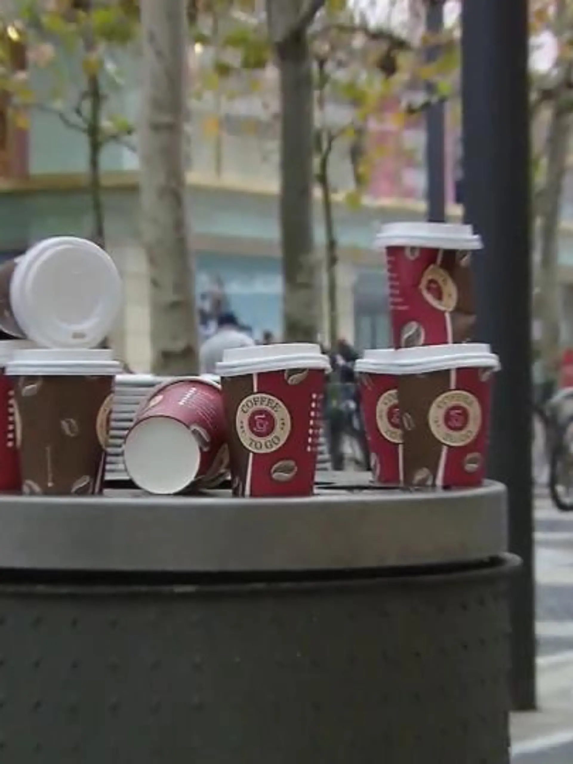Schnell mal einen Kaffee im Pappbecher – für viele von uns ist das Alltag. Doch der Pappbecher, der Deckel und weiterer Verpackungsmüll sorgen für überquellende Mülleimer und auch umwelttechnisch ist der Müll eine Katastrophe. Aber damit soll jetzt Schluss sein – der Bundestag hat eine Mehrwegpflicht beschlossen. Zur Vermeidung von Verpackungsmüll müssen Restaurants, Imbisse und Cafés beim Straßenverkauf ab dem Jahr 2023 neben Einwegverpackungen auch eine alternative Mehrwegvariante anbieten.