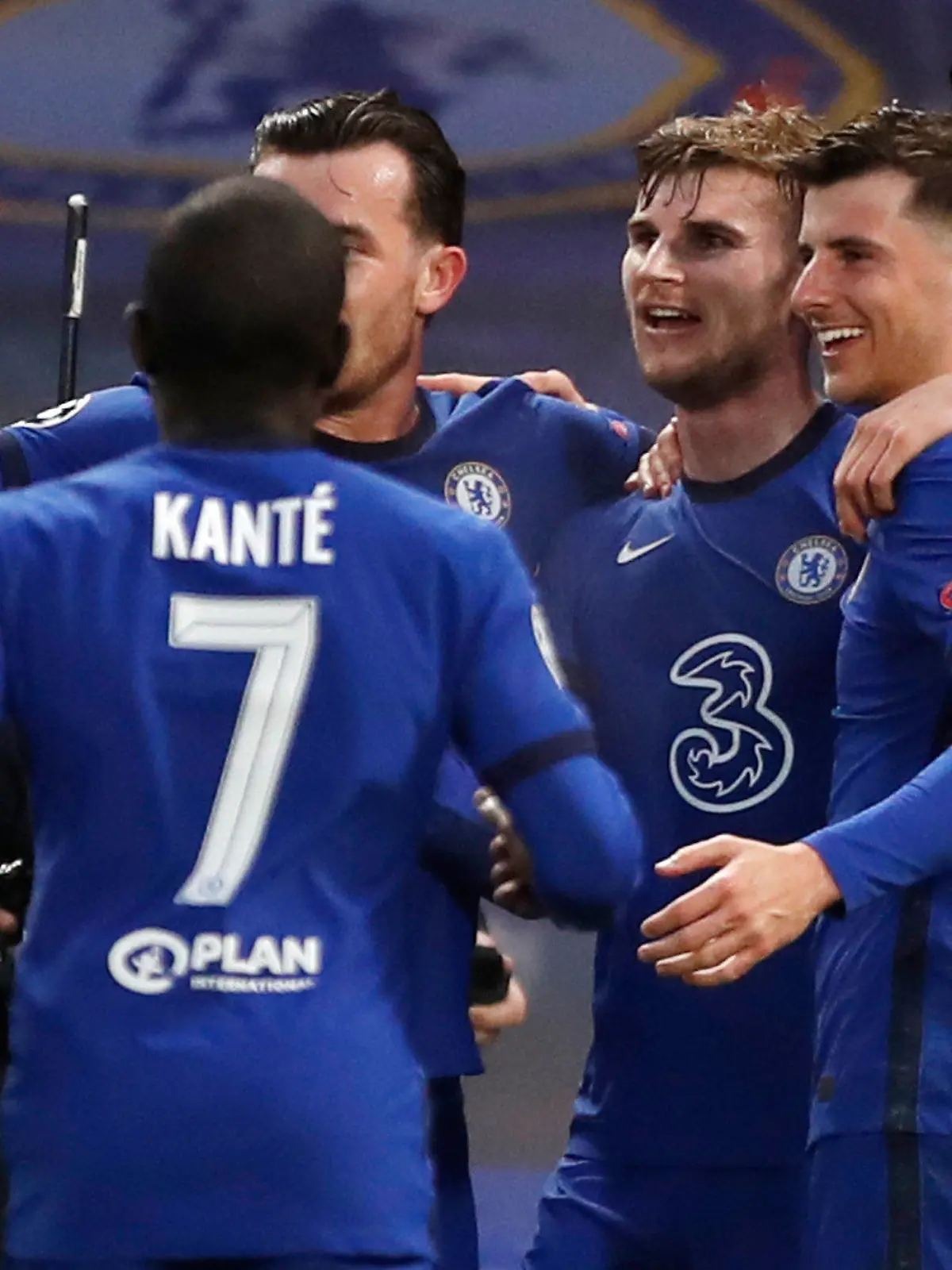 05.05.2021, Großbritannien, London: Fußball: Champions League, FC Chelsea - Real Madrid, K.o.-Runde, Halbfinale, Rückspiel im Stamford Bridge Stadion. Chelseas Timo Werner (3.v.r) feiert mit seinem Teamkollegen sein Tor zum 1:0. Foto: Alastair Grant/AP/dpa +++ dpa-Bildfunk +++