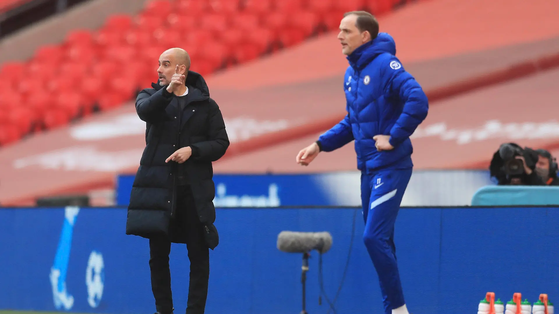 17.04.2021, Großbritannien, London: Fußball: FA-Cup England, FC Chelsea - Manchester City, Halbfinale: Pep Guardiola (l), Trainer von Manchester City, und Thomas Tuchel, Trainer von FC Chelsea, rufen Spieleranweisungen von der Seitenlinie. Foto: Adam Davy/Pool PA/AP/dpa +++ dpa-Bildfunk +++