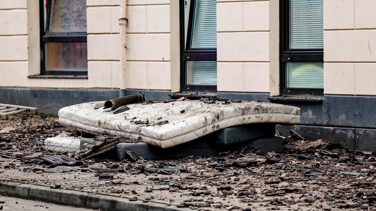 04.05.2023, Schleswig-Holstein, Flensburg: Matratzen, die dazu dienten, Sprünge von Menschen abzufedern, liegen in der Flensburger Neustadt vor einem Haus. Bei dem Brand eines zweieinhalbgeschossigen Mehrfamilienhauses sind zwei Menschen ums Leben gekommen. Foto: Axel Heimken/dpa +++ dpa-Bildfunk +++