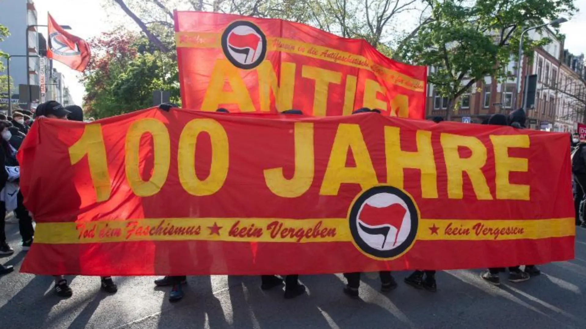 Ein Banner mit der Aufschrift "Antifa 100 Jahre"