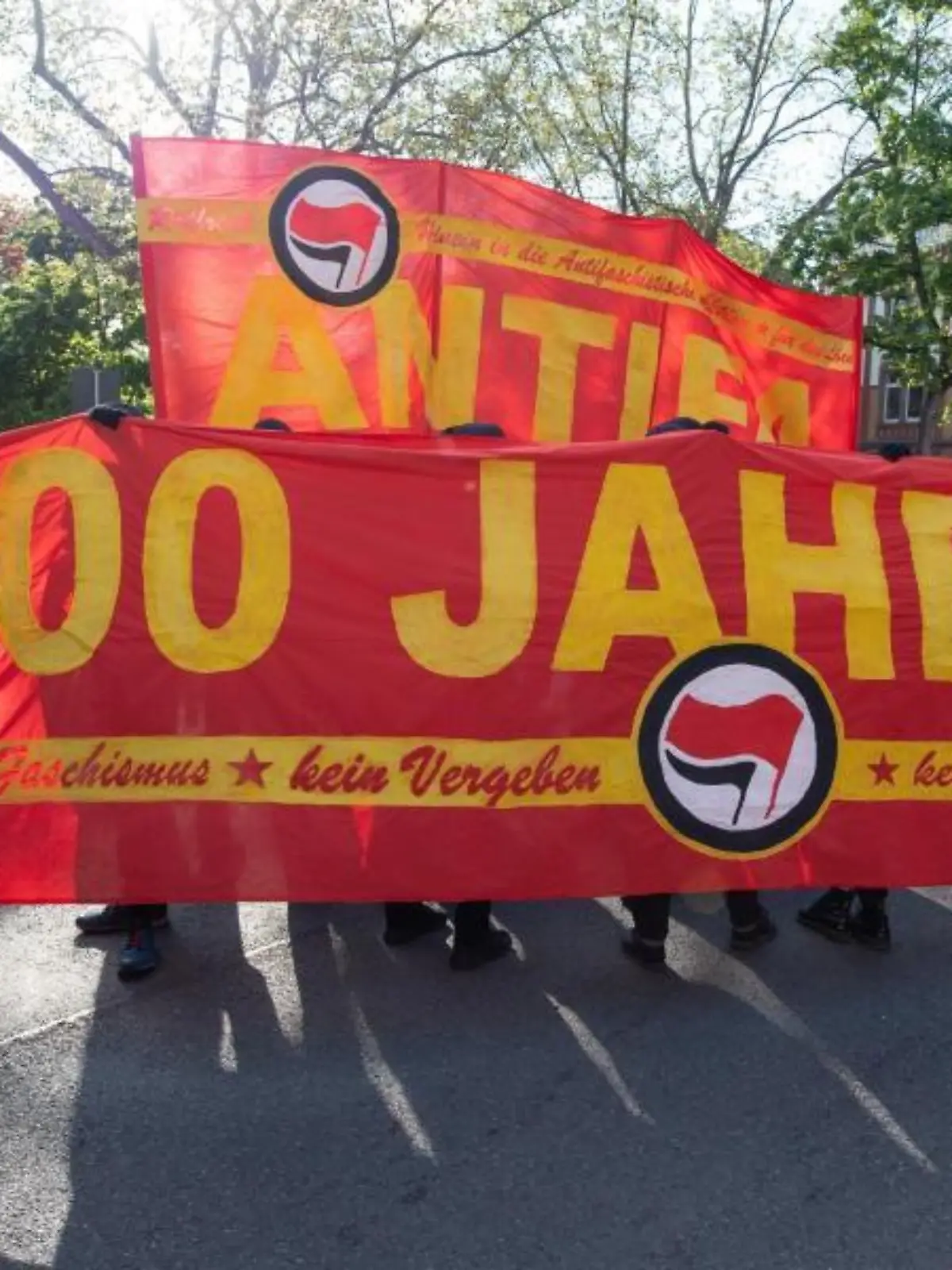Ein Banner mit der Aufschrift "Antifa 100 Jahre"