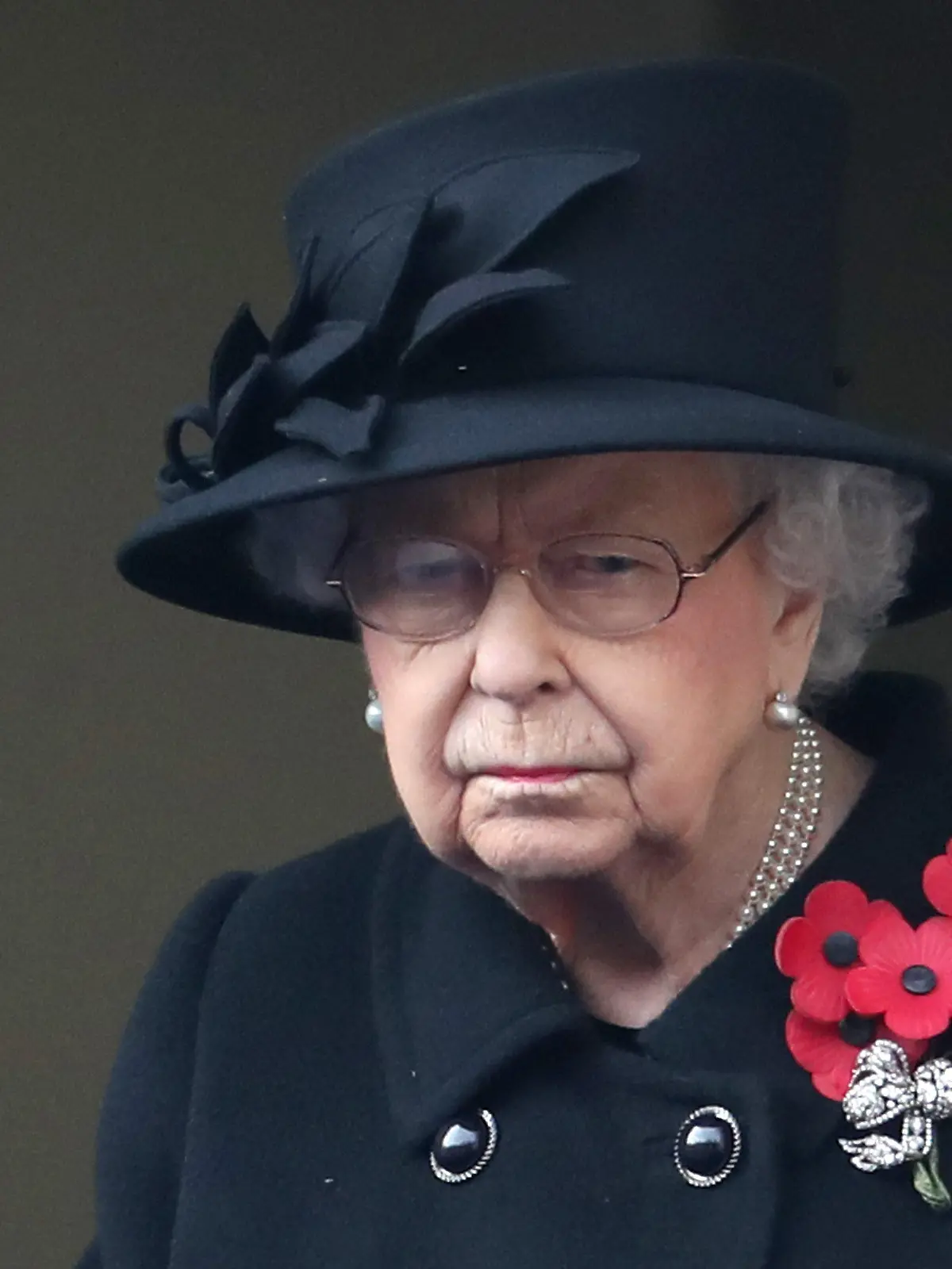 ARCHIV - 08.11.2020, Großbritannien, London: Die britische Königin Elizabeth II. nimmt am Gedenksonntag vor dem Remembrance Day an einem Gottesdienst am Kenotaph von Whitehall teil. Königin Elizabeth wird am 21. April 95 Jahre alt. Foto: Chris Jackson/PA Wire/dpa +++ dpa-Bildfunk +++