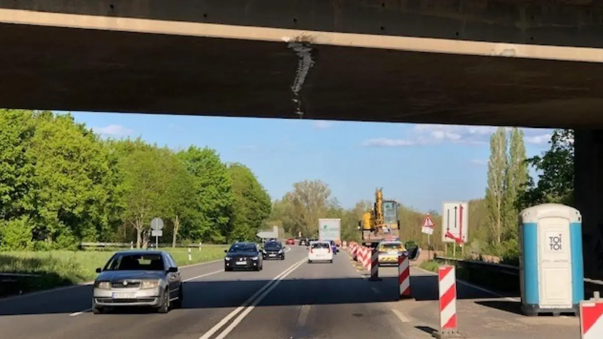 Kleiner Kratzer - große Wirkung. Die Brücke bei Landau musste gesperrt werden.
