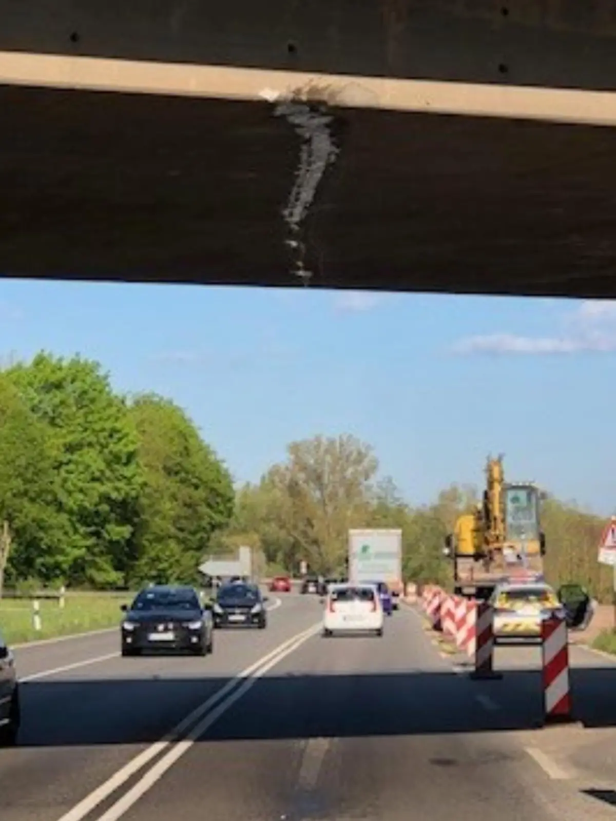 Kleiner Kratzer - große Wirkung. Die Brücke bei Landau musste gesperrt werden.
