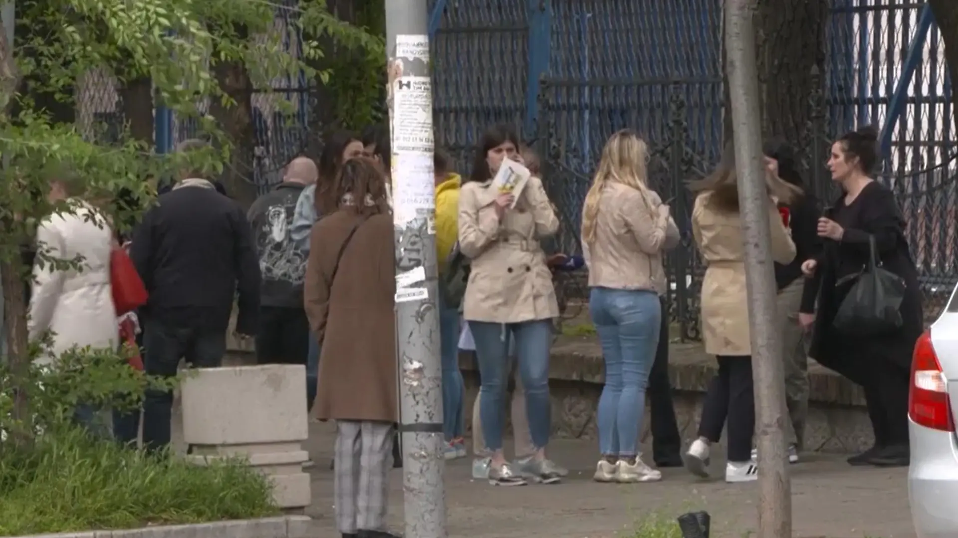 Zahlreiche Menschen vor der Schule in Belgrad.