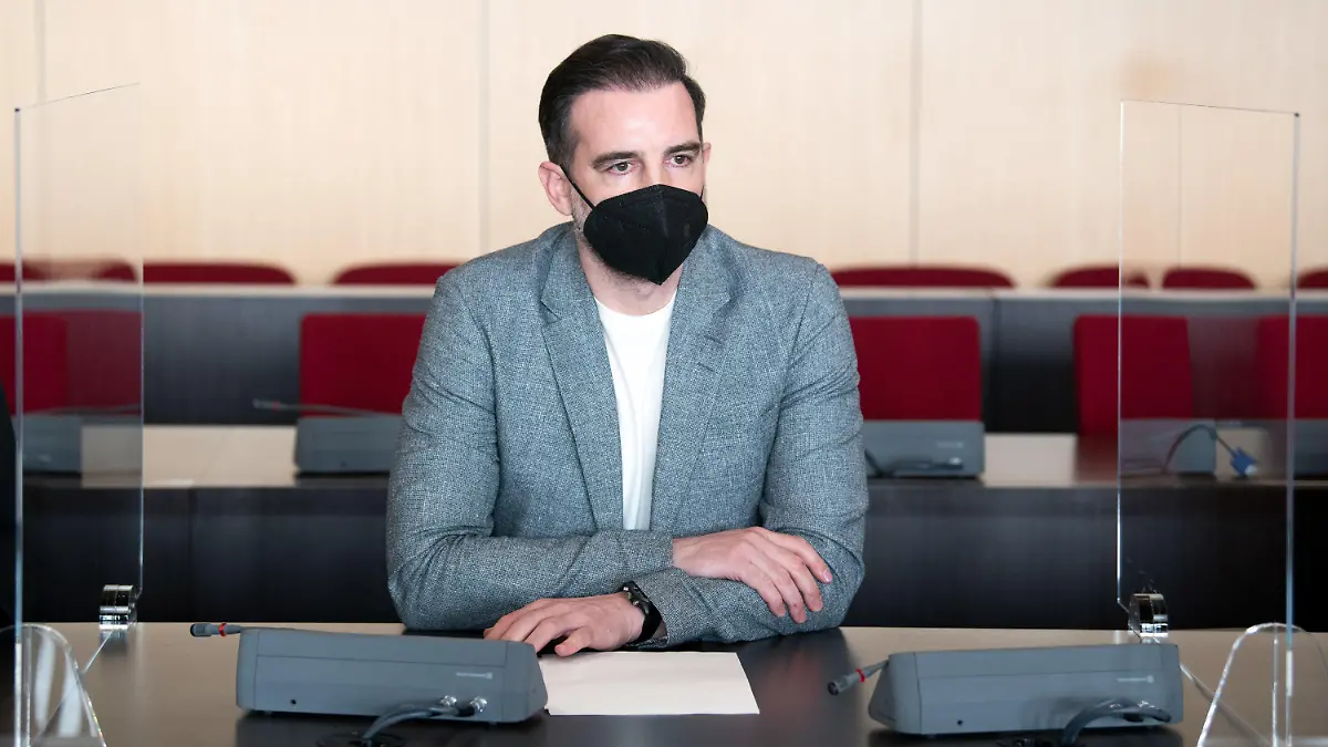 ARCHIV - 29.04.2021, Nordrhein-Westfalen, Düsseldorf: Der angeklagte Christoph Metzelder, ehemaliger Fußball-Nationalspieler, sitzt in einem Saal des Amtsgerichts auf der Anklagebank. Das Urteil gegen Metzelder ist rechtskräftig. Die Staatsanwaltschaft habe ihre Berufung zurückgenommen und beide Seiten hätten Rechtsmittelverzicht erklärt, teilte das Düsseldorfer Amtsgericht am 03.05.2021 mit. Foto: Federico Gambarini/dpa +++ dpa-Bildfunk +++