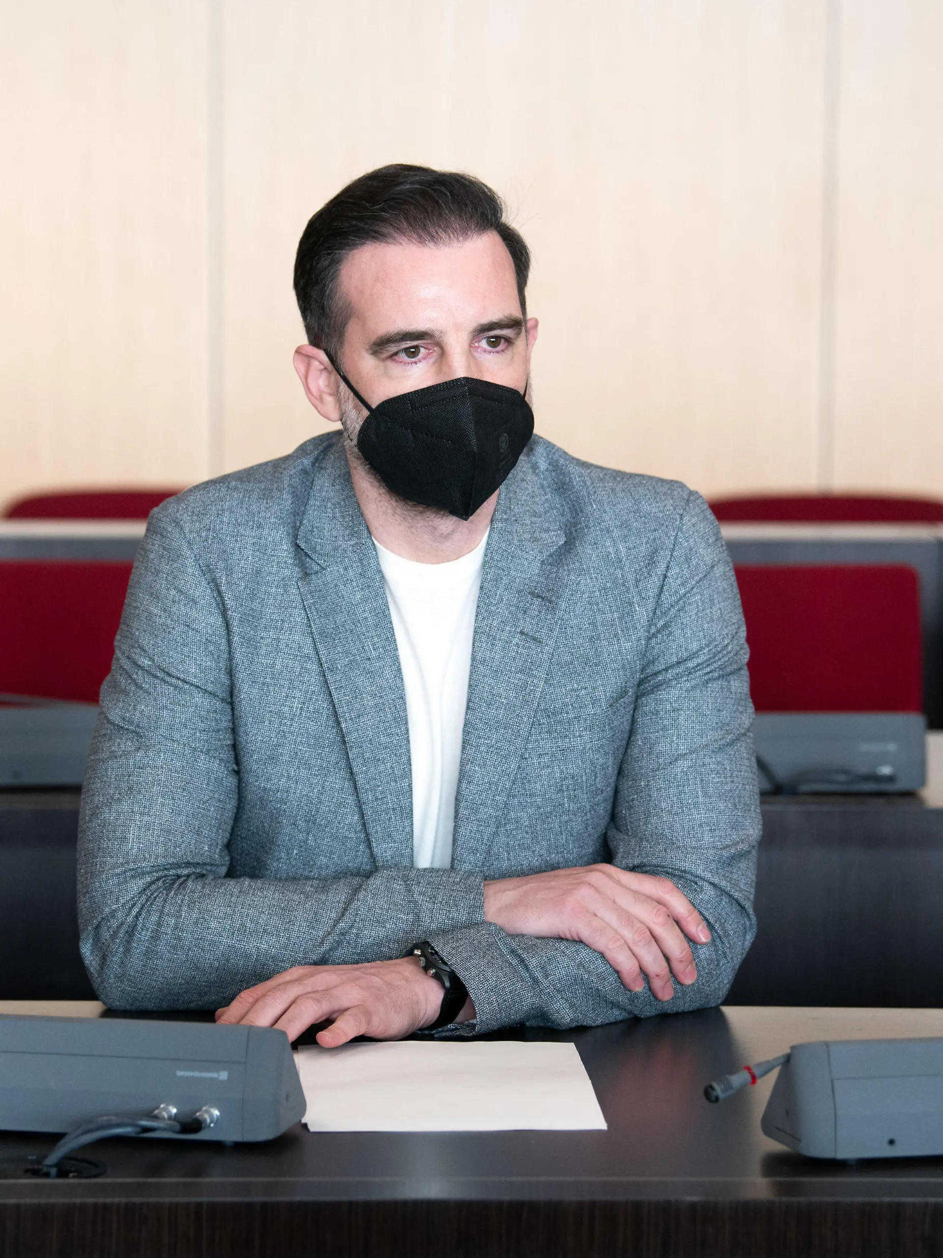 ARCHIV - 29.04.2021, Nordrhein-Westfalen, Düsseldorf: Der angeklagte Christoph Metzelder, ehemaliger Fußball-Nationalspieler, sitzt in einem Saal des Amtsgerichts auf der Anklagebank. Das Urteil gegen Metzelder ist rechtskräftig. Die Staatsanwaltschaft habe ihre Berufung zurückgenommen und beide Seiten hätten Rechtsmittelverzicht erklärt, teilte das Düsseldorfer Amtsgericht am 03.05.2021 mit. Foto: Federico Gambarini/dpa +++ dpa-Bildfunk +++