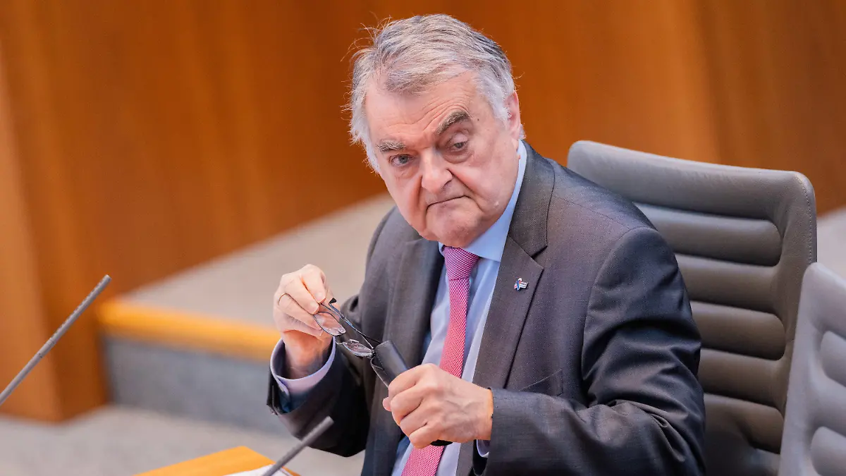04.05.2023, Nordrhein-Westfalen, Düsseldorf: Herbert Reul (CDU), Innenminister von Nordrhein-Westfalen, sitzt im Plenum des Landtags. Die italienische Mafia ist in Nordrhein-Westfalen nach Angaben von Innenminister Herbert Reul (CDU) schon seit Jahrzehnten aktiv. "Das ist jahrzehntelang gewachsen, eine kriminelle Struktur, nur cleverer als die Clans und im Geheimen", sagte Reul am Donnerstag. Foto: Rolf Vennenbernd/dpa +++ dpa-Bildfunk +++