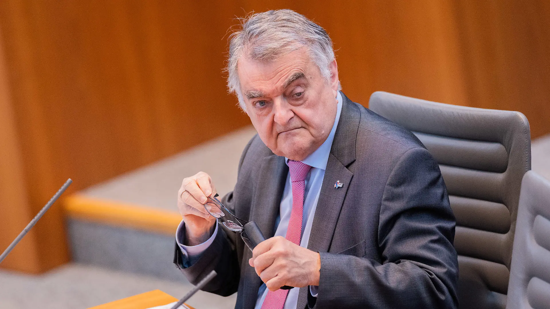 04.05.2023, Nordrhein-Westfalen, Düsseldorf: Herbert Reul (CDU), Innenminister von Nordrhein-Westfalen, sitzt im Plenum des Landtags. Die italienische Mafia ist in Nordrhein-Westfalen nach Angaben von Innenminister Herbert Reul (CDU) schon seit Jahrzehnten aktiv. "Das ist jahrzehntelang gewachsen, eine kriminelle Struktur, nur cleverer als die Clans und im Geheimen", sagte Reul am Donnerstag. Foto: Rolf Vennenbernd/dpa +++ dpa-Bildfunk +++