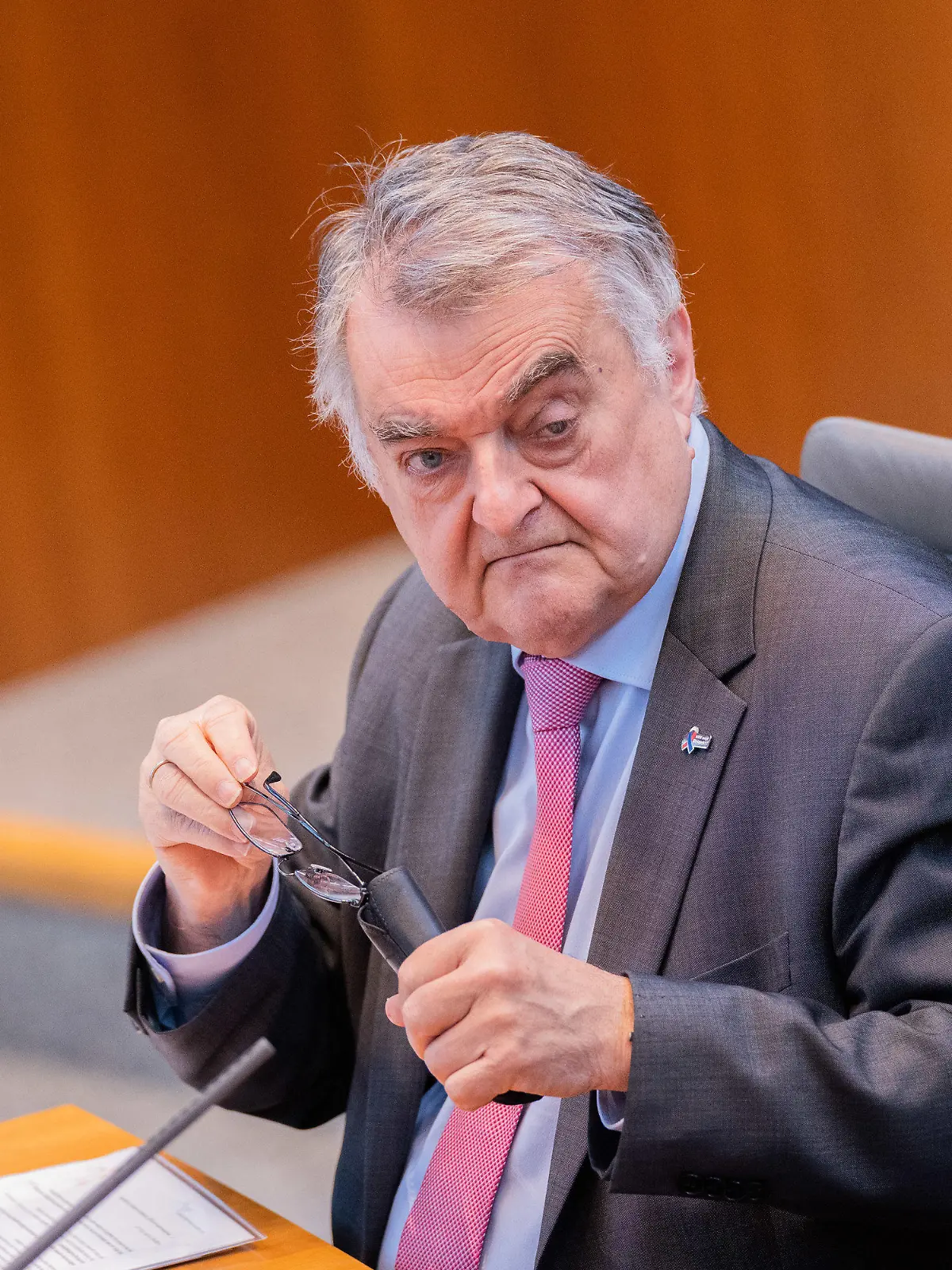 04.05.2023, Nordrhein-Westfalen, Düsseldorf: Herbert Reul (CDU), Innenminister von Nordrhein-Westfalen, sitzt im Plenum des Landtags. Die italienische Mafia ist in Nordrhein-Westfalen nach Angaben von Innenminister Herbert Reul (CDU) schon seit Jahrzehnten aktiv. "Das ist jahrzehntelang gewachsen, eine kriminelle Struktur, nur cleverer als die Clans und im Geheimen", sagte Reul am Donnerstag. Foto: Rolf Vennenbernd/dpa +++ dpa-Bildfunk +++