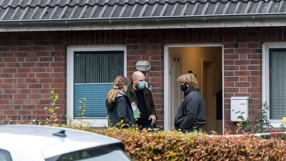 11.11.2020, Schleswig-Holstein, Schuby: Polizeibeamte stehen vor dem Eingang eines Hauses in Schuby. Nach einem Brand in einer Doppelhaushälfte ist eine Frauenleiche gefunden worden. (zu dpa "Frauenleiche nach Brand gefunden: Mordkommission ermittelt ") Foto: Benjamin Nolte/dpa +++ dpa-Bildfunk +++