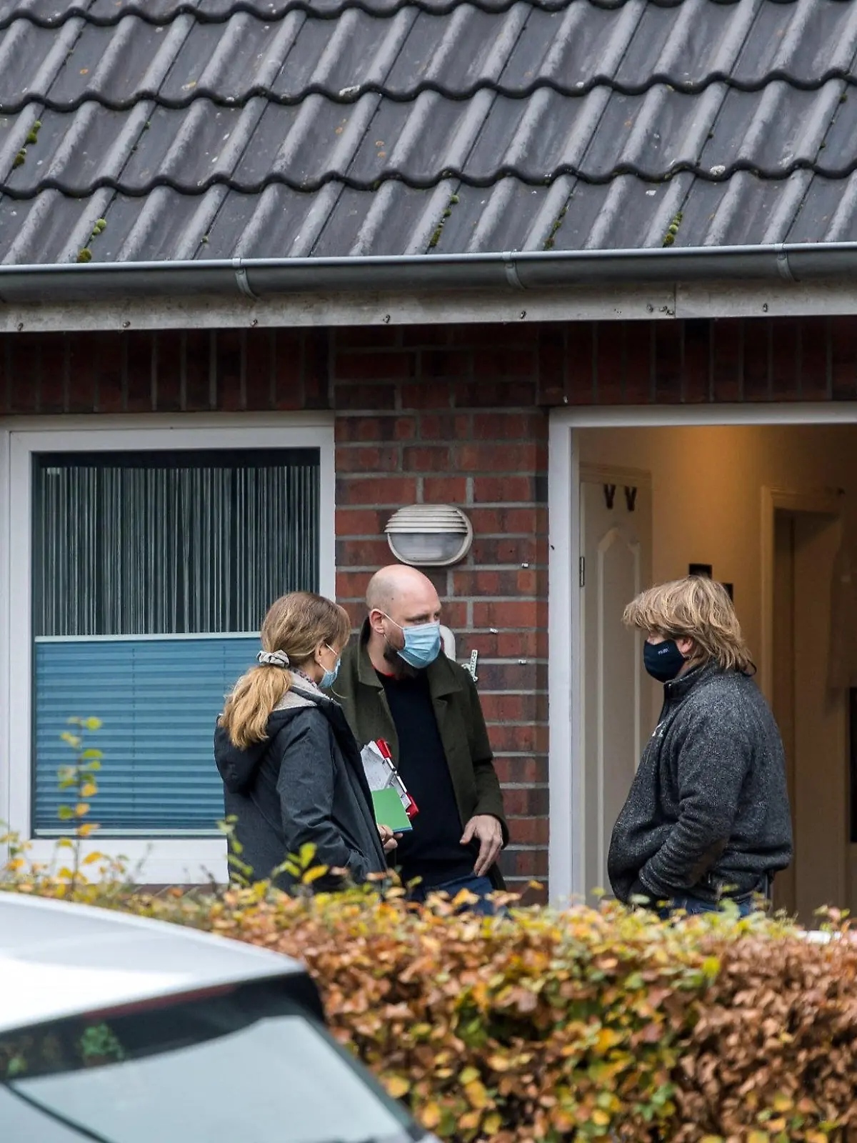 11.11.2020, Schleswig-Holstein, Schuby: Polizeibeamte stehen vor dem Eingang eines Hauses in Schuby. Nach einem Brand in einer Doppelhaushälfte ist eine Frauenleiche gefunden worden. (zu dpa "Frauenleiche nach Brand gefunden: Mordkommission ermittelt ") Foto: Benjamin Nolte/dpa +++ dpa-Bildfunk +++