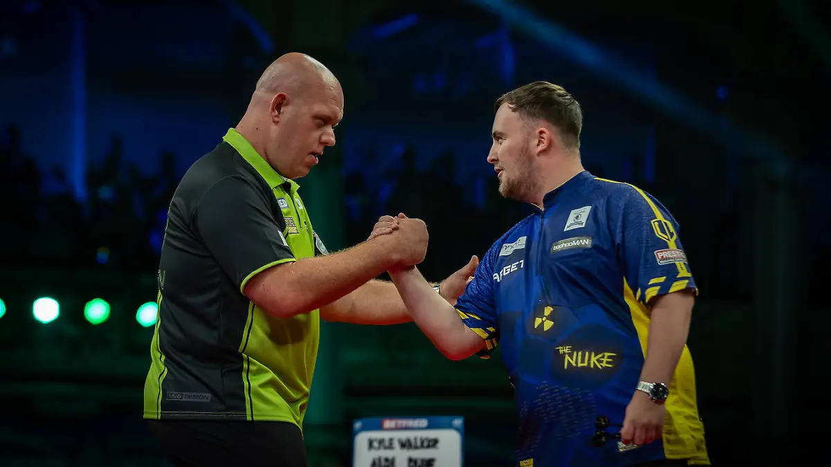 Michael van Gerwen (l.) und Luke Littler vor ihrem Match beim Betfred World Matchplay Darts im Winter Gardens, Blackpool, England am 15. Juli 2024