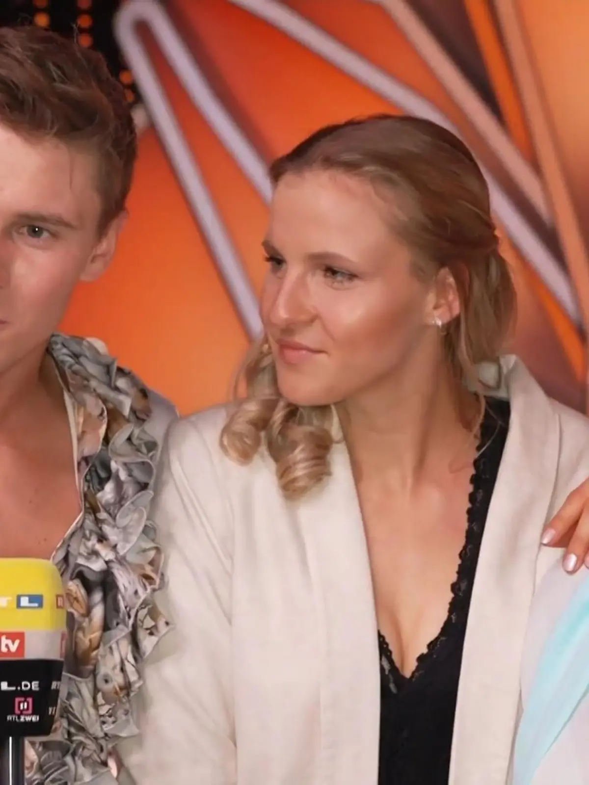 Simon Zachenhuber bedankt sich bei "Let's Dance" bei seiner Mutter und widmet ihr seinen "Magic Moment"-Tanz.