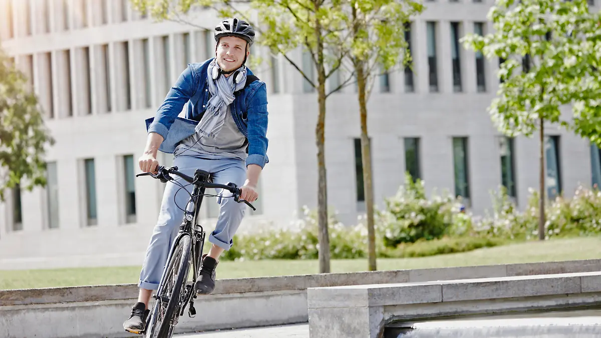 Student on his e-bike at Goethe University in Frankfurt, Germany model released Symbolfoto property released PUBLICATIONxINxGERxSUIxAUTxHUNxONLY RORF01954