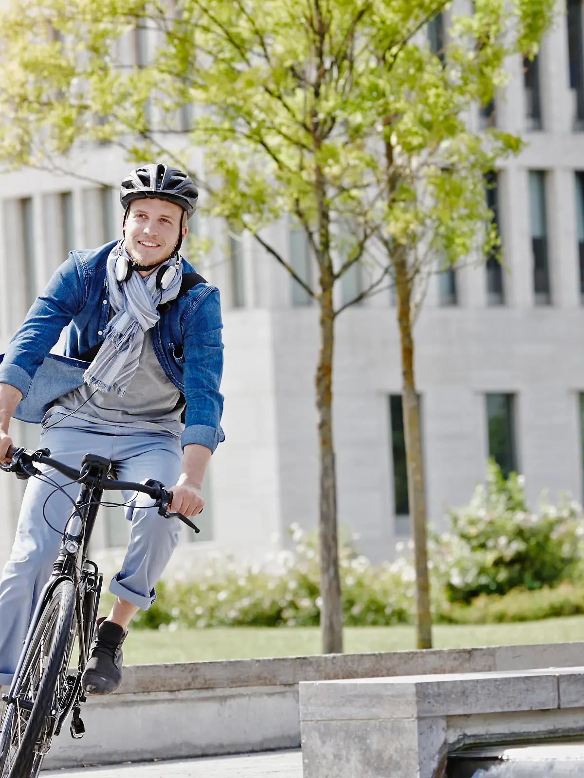 Student on his e-bike at Goethe University in Frankfurt, Germany model released Symbolfoto property released PUBLICATIONxINxGERxSUIxAUTxHUNxONLY RORF01954