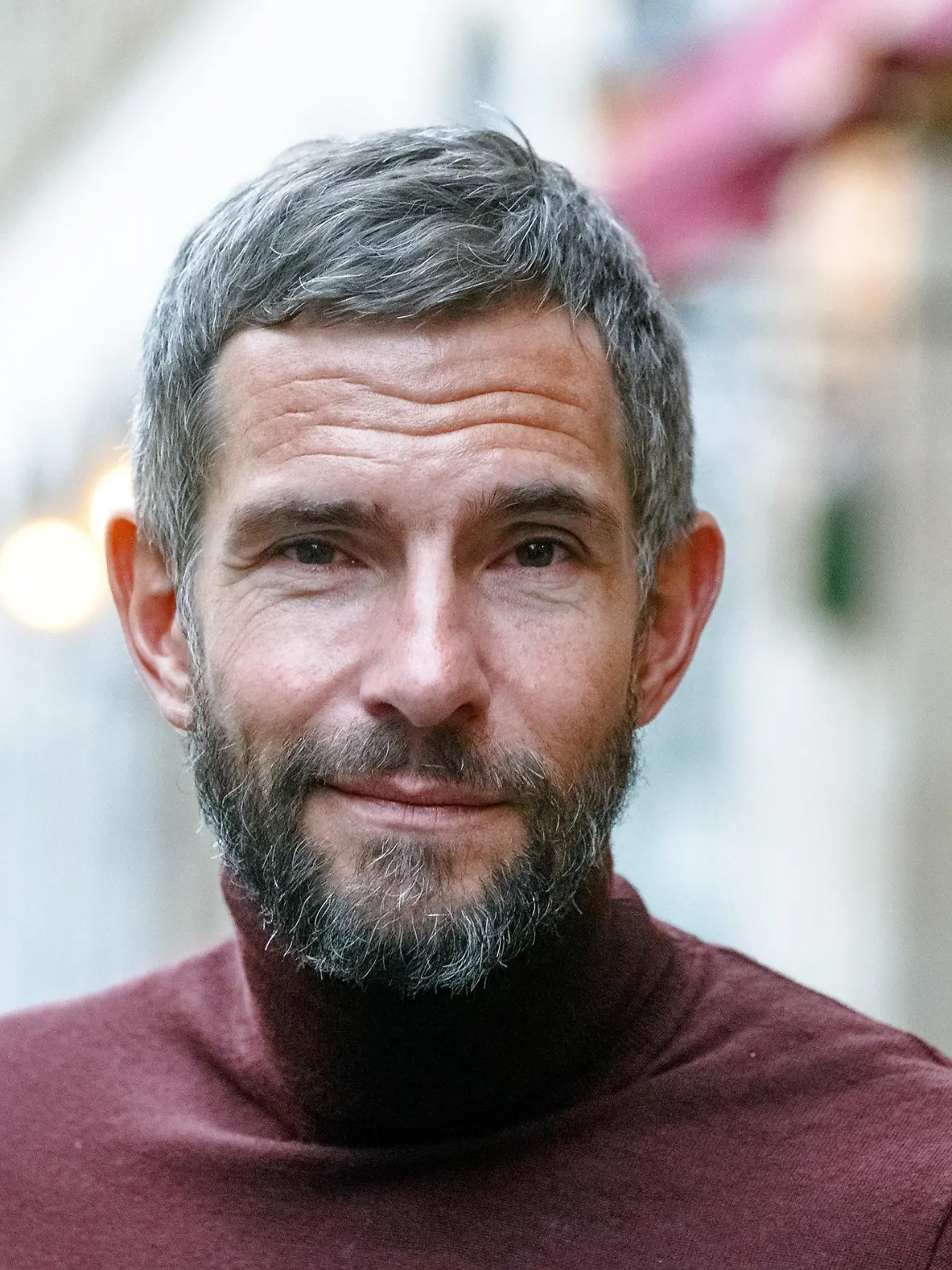 30.01.2020, Hamburg: Der Journalist und Autor Micky Beisenherz steht in seinem Wohnviertel auf der Strasse. Am 03. Februar startet auf ntv seine neue Talksendung "#timeline". (zu dpa "Beisenherz talkt in «#timeline» über Social-Media-Trends des Tages") Foto: Markus Scholz/dpa +++ dpa-Bildfunk +++