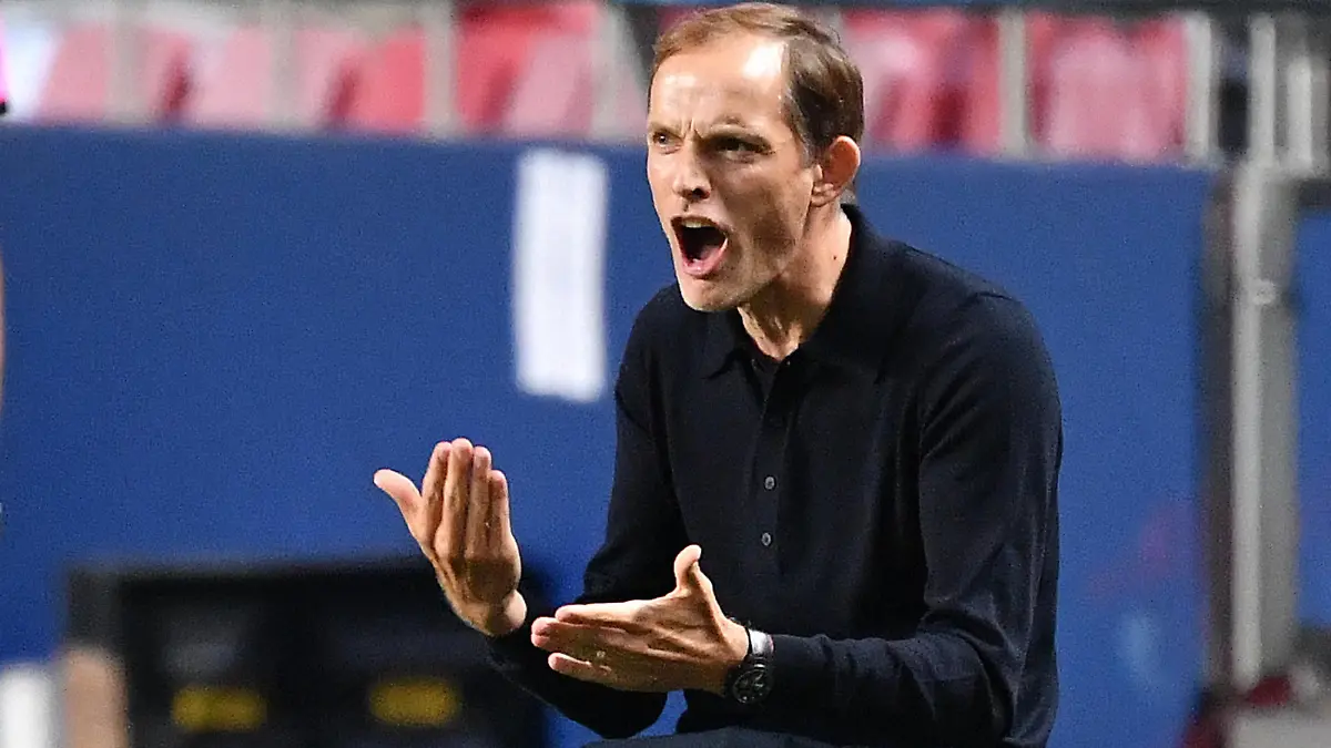  Fussball Champions League/ Halbfinale / RB LEIPZIG - PARIS SAINT GERMAIN PSG 0-3 Thomas TUCHEL Trainer PSG sitzt mit bandagiertem Bein auf einer Kuehlbox, Gestik,gibt Anweisungen, Einzelbild,Freisteller, Ganzkoerperaufnahme,ganze Figur. Fussball Champions League, Halbfinale, RB LEIPZIG L- PARIS SAINT GERMAIN PSG 0-3 am 18.08.2020 in Lissabon/ Portugal,Estadio da Luz. FOTO: Frank Hoermann/ SVEN SIMON/ Pool NO use of any use photographs as image sequences and/or quasi-video Editorial Use ONLY National and International News Agencies OUT Lissabon Estadio da Luz Portugal *** Soccer Champions League semi-final RB LEIPZIG PARIS SAINT GERMAIN PSG 0 3 Thomas TUCHEL Trainer PSG sits with bandaged leg on a cool box, gestures, gives instructions, single image, cut-out, full body shot, whole figure Soccer Champions League, semi-final, RB LEIPZIG L PARIS SAINT GERMAIN PSG 0 3 on 18 08 2020 in Lisbon Portugal,Estadio da Luz PHOTO Frank Hoermann SVEN SIMON Pool NO use of any use photographs as image sequences and or quasi video Editorial Use ONLY National and International News Agencies OUT Lisbon Estadio da Luz Portugal Poolfoto SVEN SIMON / Pool ,EDITORIAL USE ONLY