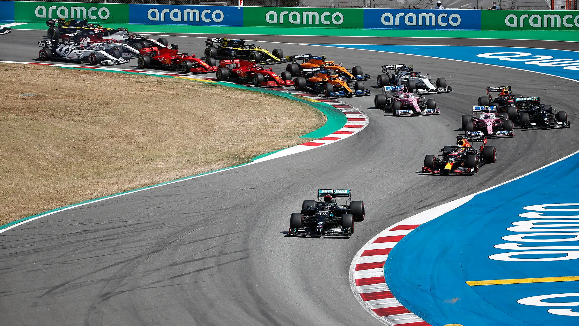 ARCHIV - 16.08.2020, Spanien, Barcelona: Motorsport: Formel-1-Weltmeisterschaft, Großer Preis von Spanien, Rennen: Lewis Hamilton aus Großbritannien vom Team Mercedes führt das Feld an. (zu dpa "Schlaglichter zum Circuit de Barcelona-Catalunya") Foto: Emilio Morenatti/Pool AP/dpa +++ dpa-Bildfunk +++