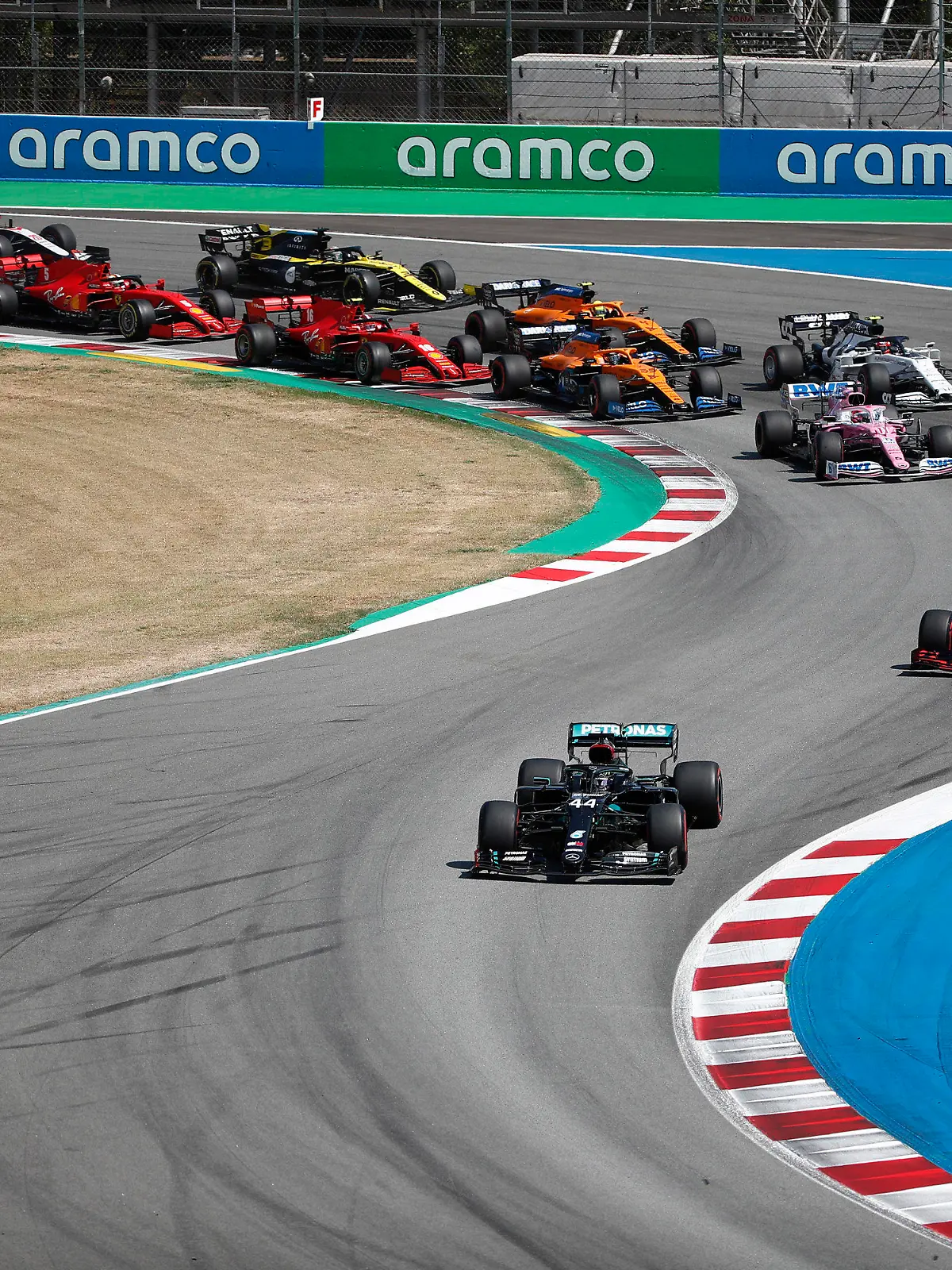 ARCHIV - 16.08.2020, Spanien, Barcelona: Motorsport: Formel-1-Weltmeisterschaft, Großer Preis von Spanien, Rennen: Lewis Hamilton aus Großbritannien vom Team Mercedes führt das Feld an. (zu dpa "Schlaglichter zum Circuit de Barcelona-Catalunya") Foto: Emilio Morenatti/Pool AP/dpa +++ dpa-Bildfunk +++