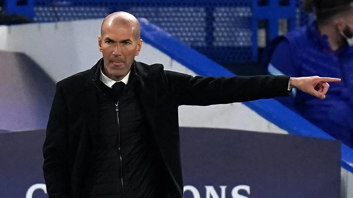  Chelsea v Real Madrid - UEFA Champions League - Semi Final - Second Leg - Stamford Bridge Real Madrid manager Zinedine Zidane gestures on the touchline during the UEFA Champions League Semi Final second leg match at Stamford Bridge, London. Picture date: Wednesday May 5, 2021. Editorial use only, no commercial use without prior consent from rights holder. PUBLICATIONxINxGERxSUIxAUTxONLY Copyright: xAdamxDavyx 59593562
