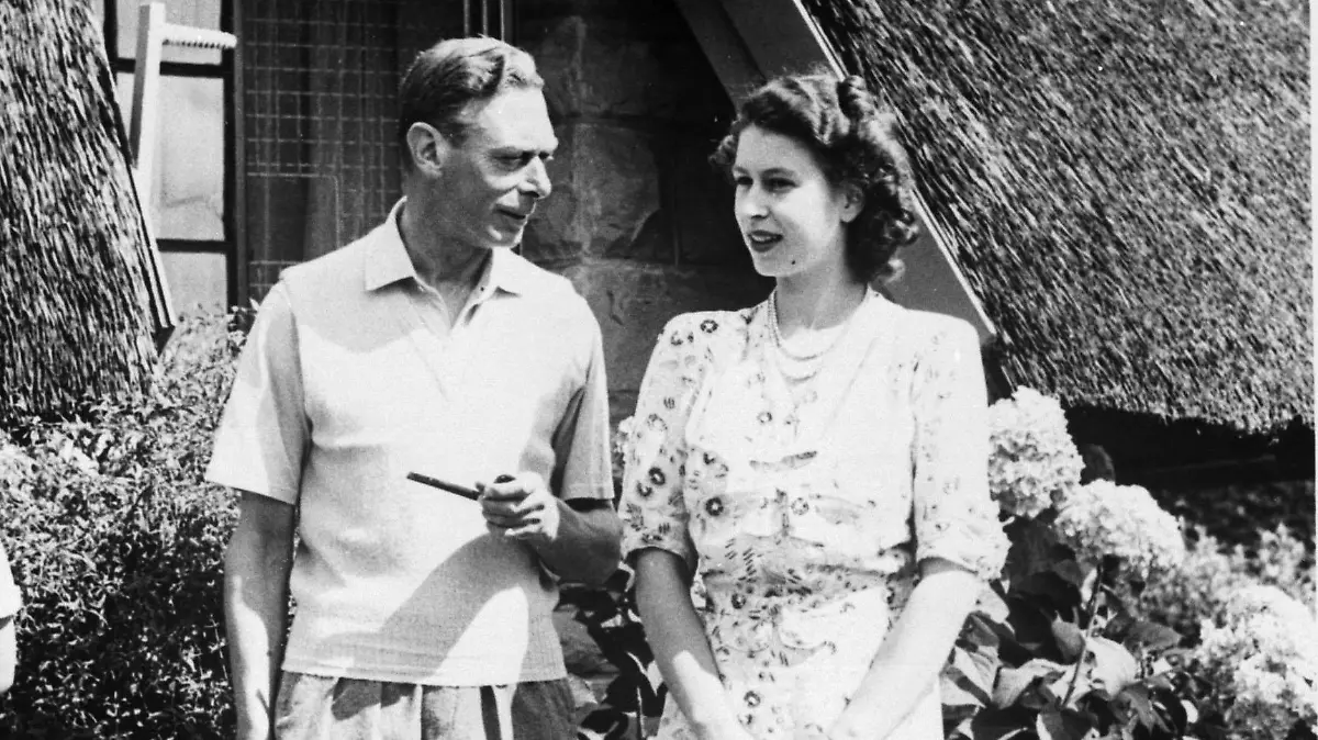 Prinzessin Elisabeth 1947 mit ihrem Vater, König George VI.