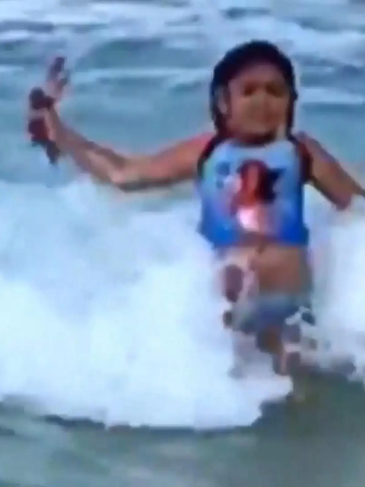 Eigentlich wollte die 6-Jährige nur im seichten Wasser vor Hawaii spielen, doch dabei hatte sie eine echte Schock-Begegnung mit einem Hai.