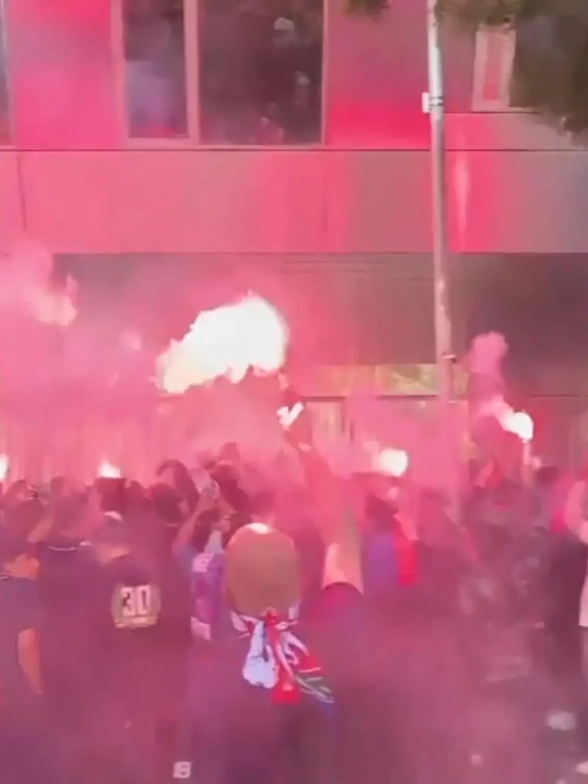 In Paris ist die Stimmung explosiv - im wahrsten Sinne des Wortes. PSG-Fans haben sich vor der Geschäftsstelle versammelt, um ihren Unmut gegen Superstar Messi kundzutun.