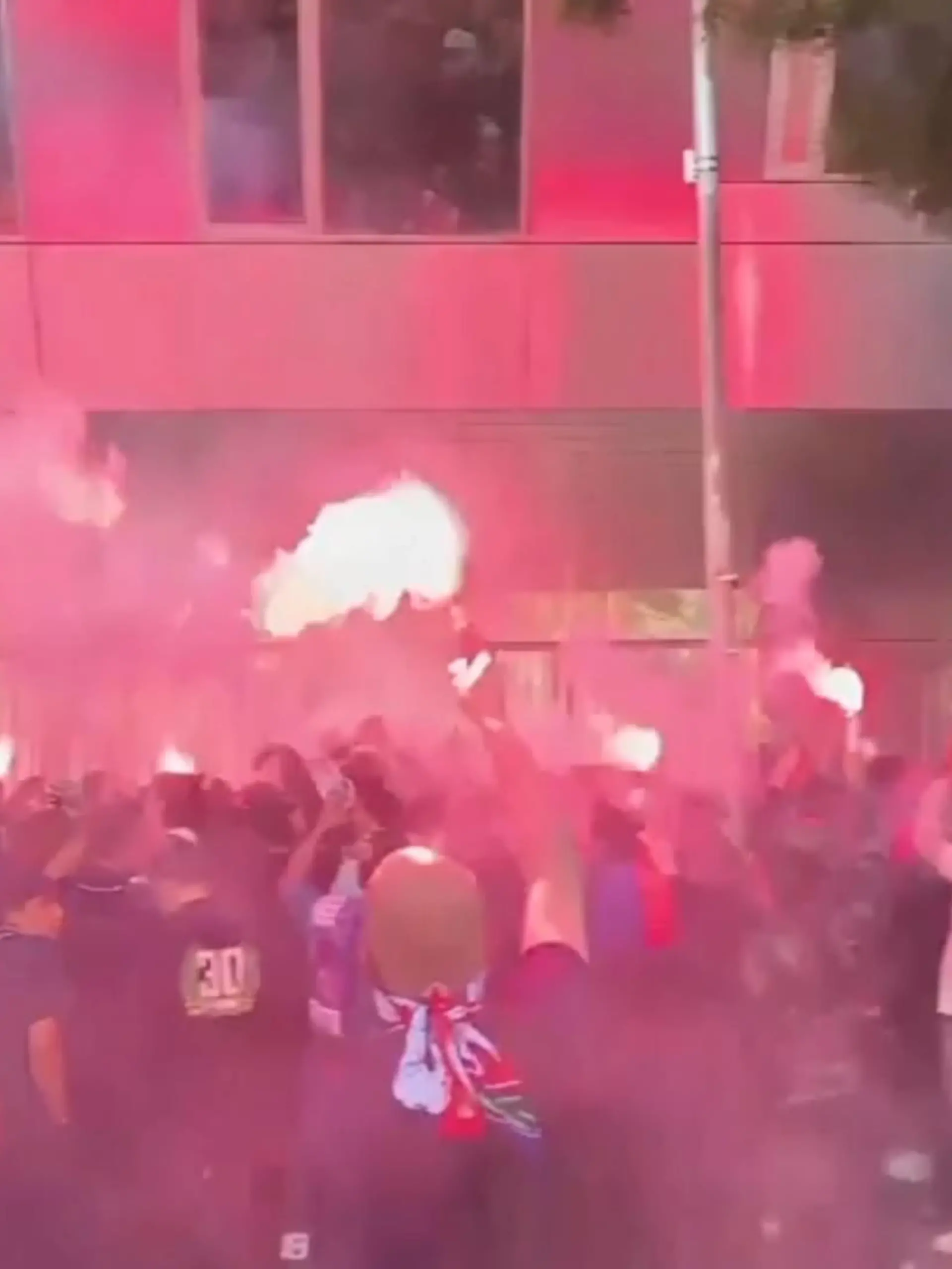 In Paris ist die Stimmung explosiv - im wahrsten Sinne des Wortes. PSG-Fans haben sich vor der Geschäftsstelle versammelt, um ihren Unmut gegen Superstar Messi kundzutun.