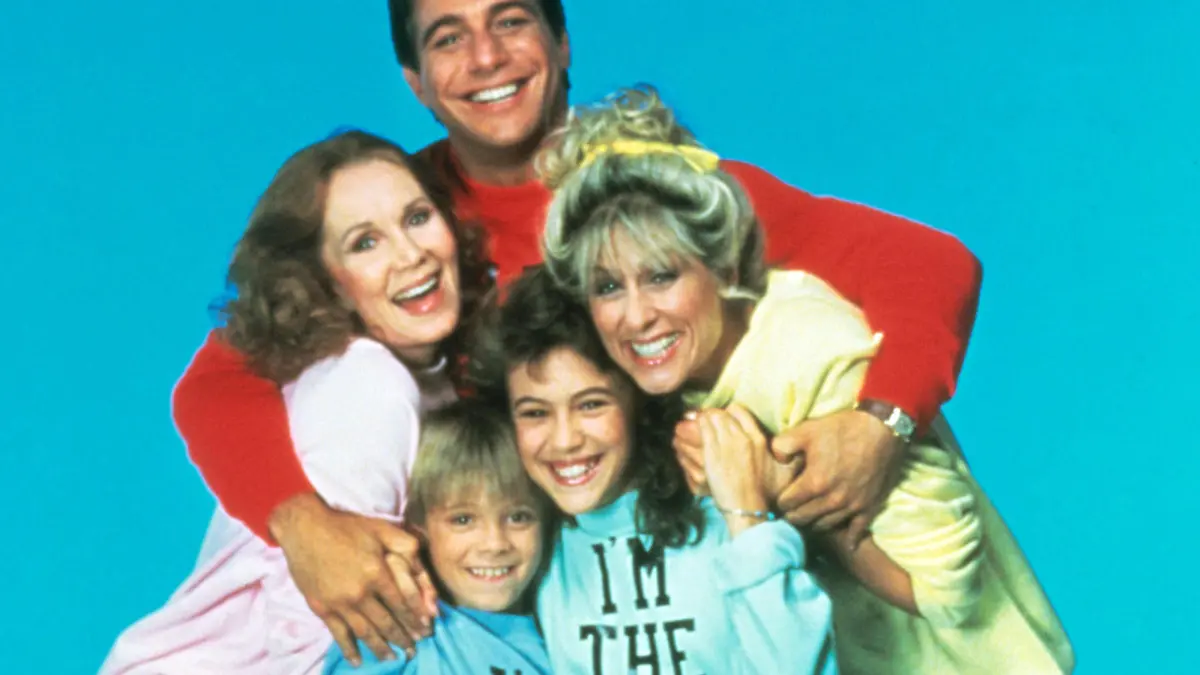 Tony Danza (hinten) als Tony Micelli, Katherine Helmond (l) als Mona Robinson, Judith Light (r) als Angela Bower, Alyssa Milano (vorn) als Samantha Micelli und Danny Pintauro (vorn links) als Jonathan Bower in der TV-Serie "Wer ist hier der Boss?" aus den 80er Jahren. +++(c) dpa - Report+++