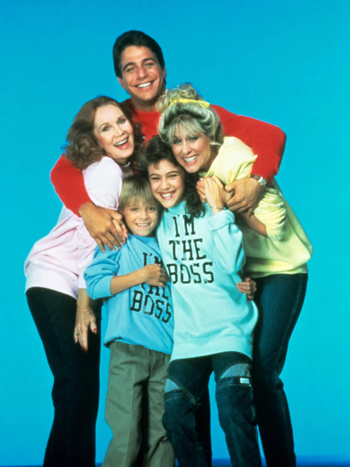 Tony Danza (hinten) als Tony Micelli, Katherine Helmond (l) als Mona Robinson, Judith Light (r) als Angela Bower, Alyssa Milano (vorn) als Samantha Micelli und Danny Pintauro (vorn links) als Jonathan Bower in der TV-Serie "Wer ist hier der Boss?" aus den 80er Jahren. +++(c) dpa - Report+++