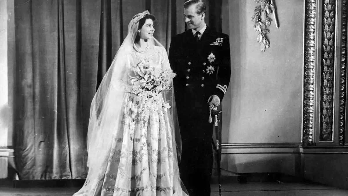 Bildnummer: 53338302 Datum: 20.11.1947 Copyright: imago/ZUMA/Keystone
Nov 20, 1947 - London, UK - The elder daughter of King George VI and Queen Elizabeth, ELIZABETH WINDSOR (named Elizabeth II) PRINCE PHILIP, Duke of Edinburgh (born Prince Philip of Greece and Denmark) married on 20 November 1947. The wedding was seen as the first glimmer of hope in a post-war Commonwealth, and, though the royal couple received over 2,500 wedding gifts from around the world, rationing required that the Princess save up her ration coupons to buy the material for her wedding dress. London UK PUBLICATIONxINxGERxONLY kbneg 1947 quer Adel GBR
53338302 Date 20 11 1947 Copyright Imago Zuma Keystone Nov 20 1947 London UK The Elder Daughter of King George VI and Queen Elizabeth Elizabeth Windsor Named Elizabeth II Prince Philip Duke of Edinburgh Born Prince Philip of Greece and Denmark Married ON 20 November 1947 The Wedding what Lakes As The First Mica of Hope in a Post was Commonwealth and though The Royal COUPLE received Over 2 500 Wedding Gifts from Around The World Rationing required Thatcher The Princess Save up her Ration Coupons to Buy The Material for her Wedding Dress London UK PUBLICATIONxINxGERxONLY Kbneg 1947 horizontal Adel GBR