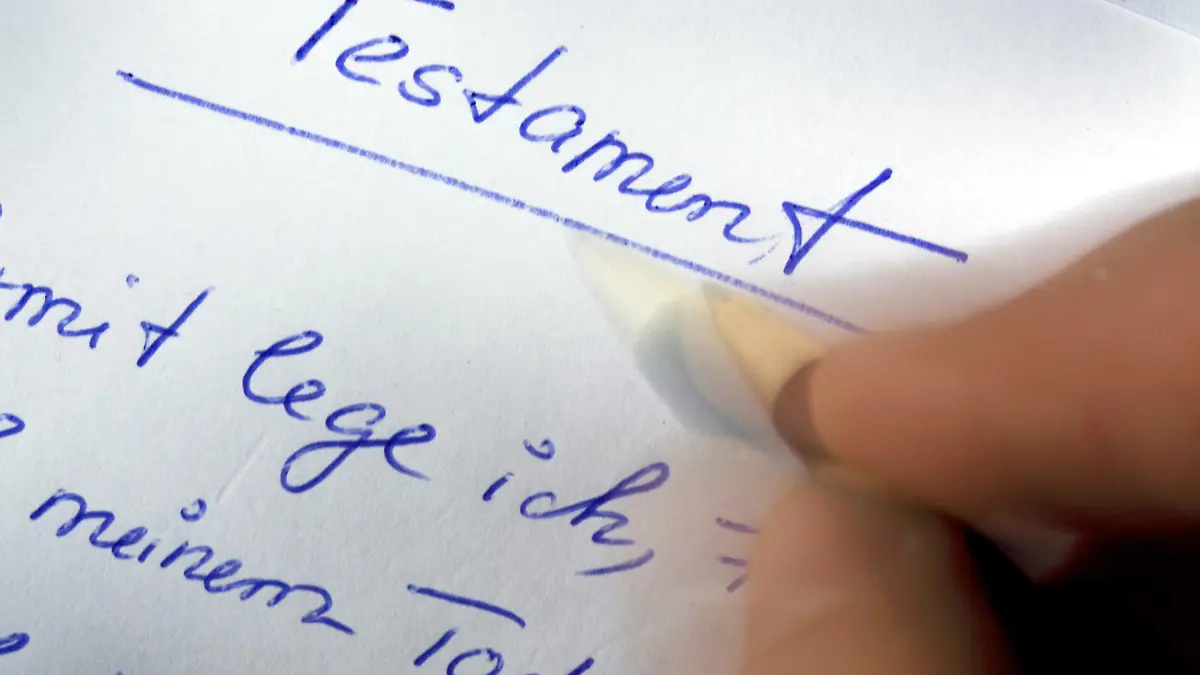ARCHIV - Ein Testament wird verfasst (gestelltes Illustration zum Thema Erbschaft vom 11.11.2008, aufgenommen in Schwerin). Erben in Deutschland können nach einer Studie mit deutlich größeren Nachlässen rechnen. Gut jede fünfte Erbschaft (22 Prozent) habe künftig einen Wert von 100 000 Euro und mehr. Foto: Jens Büttner (zu dpa «Studie: Erbschaften wachsen - seltener Bares, häufiger Immobilien» vom 31.05.2012)  +++(c) dpa - Bildfunk+++