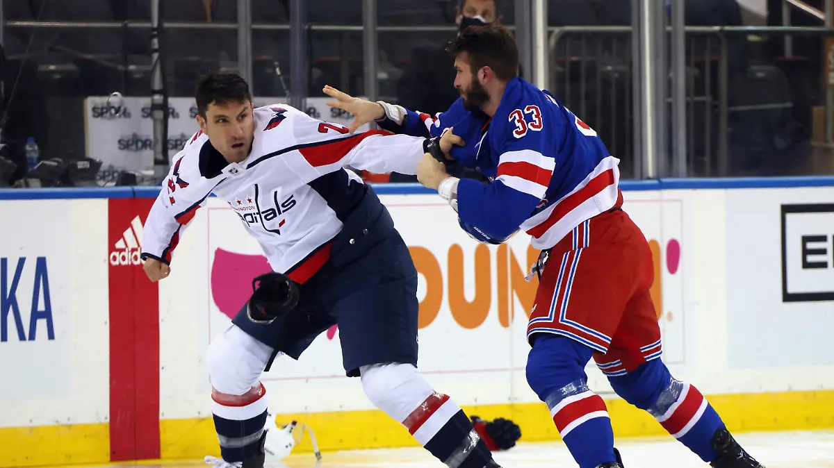 05.05.2021, USA, New York: Eishockey: NHL, New York Rangers - Washington Capitals, Madison Square Garden: Washington Capitals' Garnet Hathaway (21) kämpft mit New York Rangers' Phillip Di Giuseppe (33) während des ersten Drittels. Foto: Bruce Bennett/POOL Getty Images via AP/dpa +++ dpa-Bildfunk +++