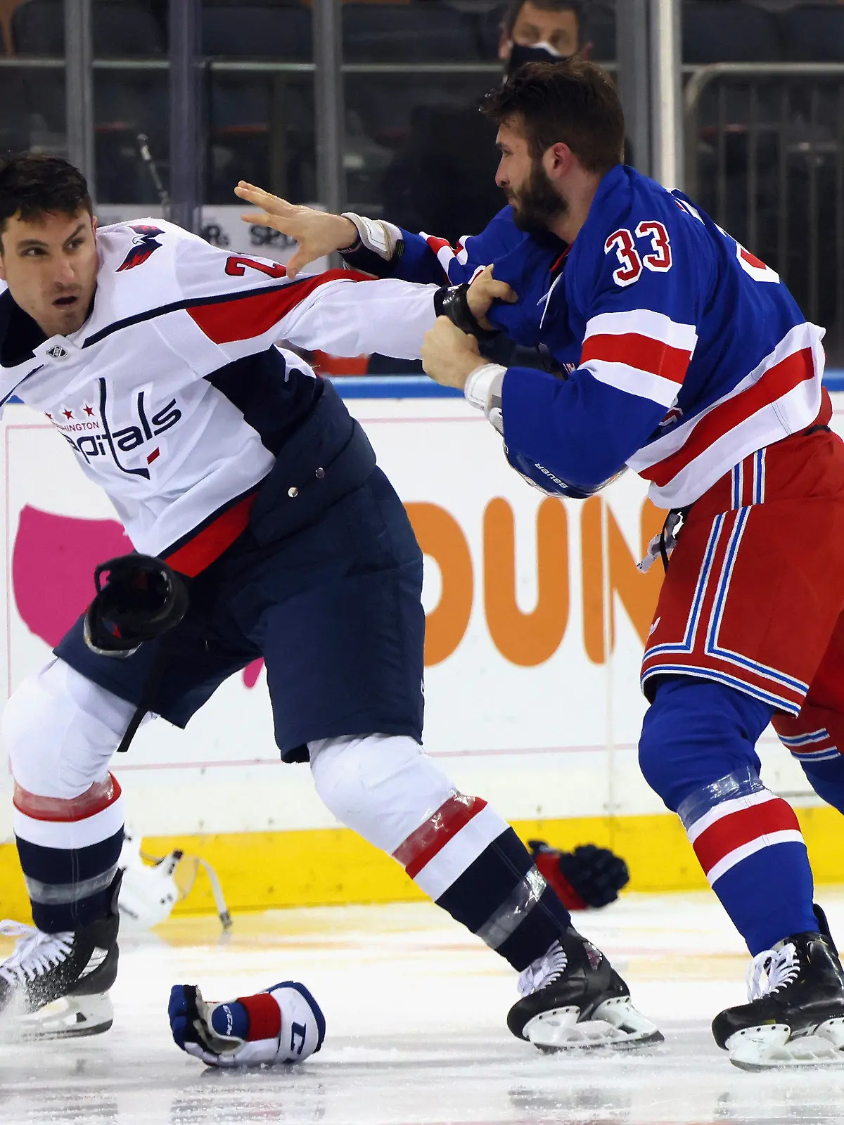 05.05.2021, USA, New York: Eishockey: NHL, New York Rangers - Washington Capitals, Madison Square Garden: Washington Capitals' Garnet Hathaway (21) kämpft mit New York Rangers' Phillip Di Giuseppe (33) während des ersten Drittels. Foto: Bruce Bennett/POOL Getty Images via AP/dpa +++ dpa-Bildfunk +++