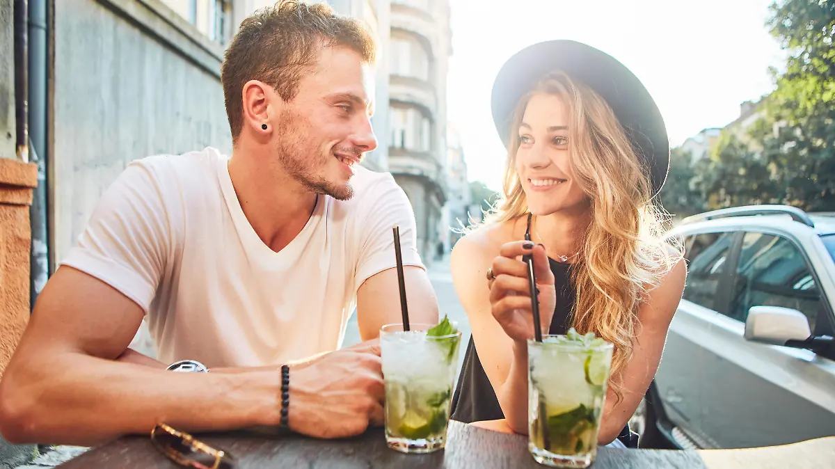 Junges Paar trinkt Cocktails und hat gute Laune