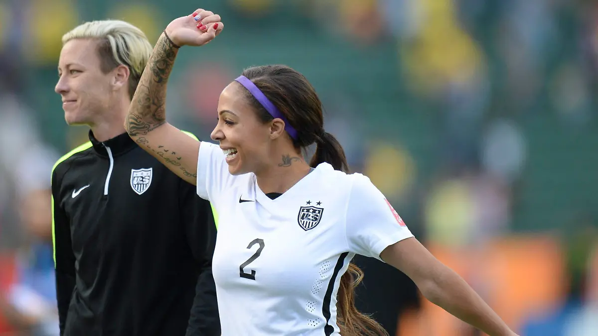 epa04814873 Abby Wambach (L) and Sydney Leroux of USA wave to fans after the FIFA Women's World Cup 2015 Round of 16 match between the USA and Colombia in Edmonton, Canada, 22 June 2015. EPA/MIKE STURK EDITORIAL USE ONLY, NOT TO BE USED IN ASSOCATION WITH ANY COMMERCUIAL ENTITY - IMAGES MUST NOT BE USED IN ANY FORM OF ALERT OR PUSH SERVICE OF ANY KIND INCLUDING VIA MOBILE ALERT SERVICES, DOWNLOADS TO MOBILE DEVICES OR MMS MESSAGING +++(c) dpa - Bildfunk+++