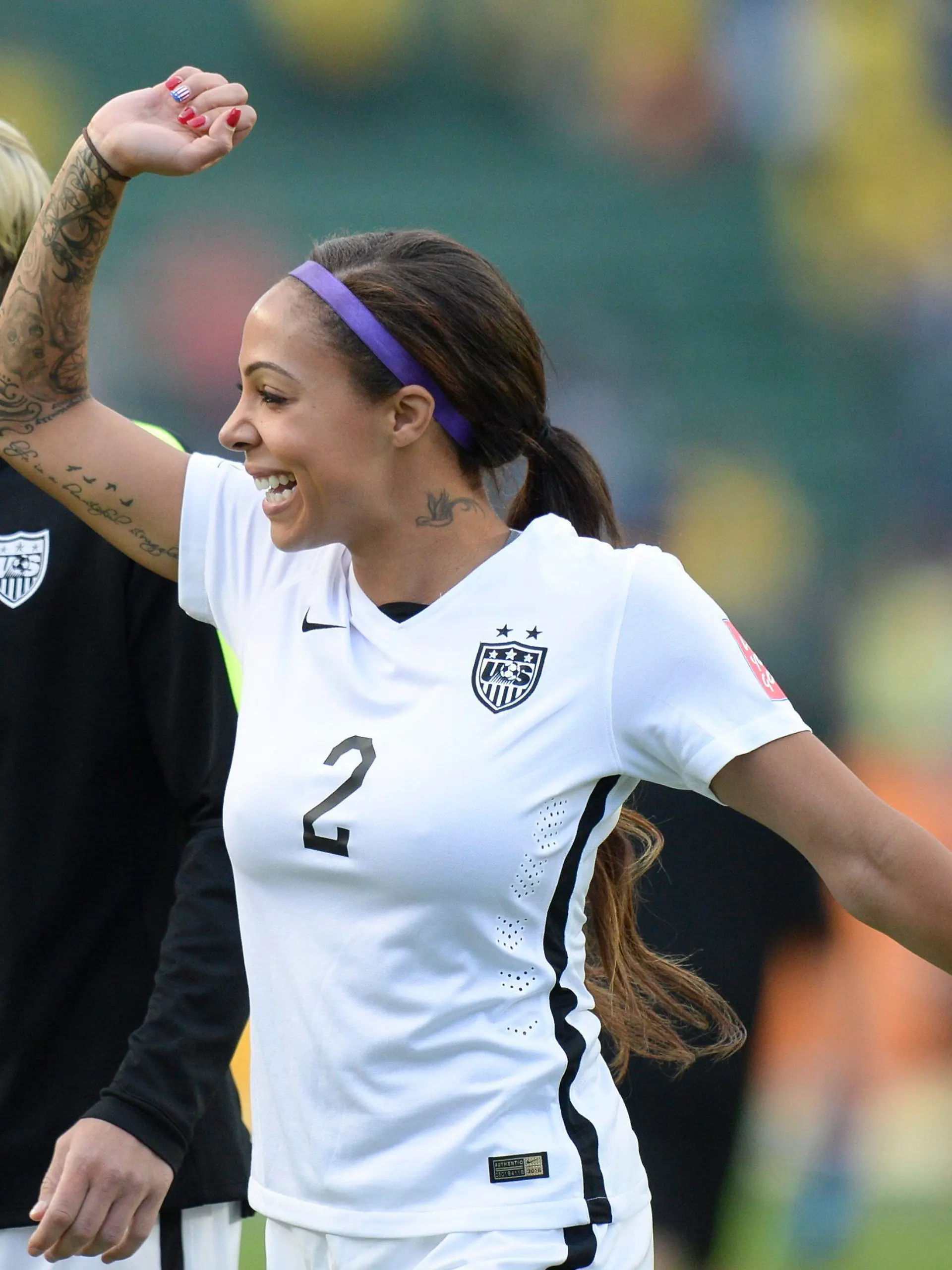 epa04814873 Abby Wambach (L) and Sydney Leroux of USA wave to fans after the FIFA Women's World Cup 2015 Round of 16 match between the USA and Colombia in Edmonton, Canada, 22 June 2015. EPA/MIKE STURK EDITORIAL USE ONLY, NOT TO BE USED IN ASSOCATION WITH ANY COMMERCUIAL ENTITY - IMAGES MUST NOT BE USED IN ANY FORM OF ALERT OR PUSH SERVICE OF ANY KIND INCLUDING VIA MOBILE ALERT SERVICES, DOWNLOADS TO MOBILE DEVICES OR MMS MESSAGING +++(c) dpa - Bildfunk+++