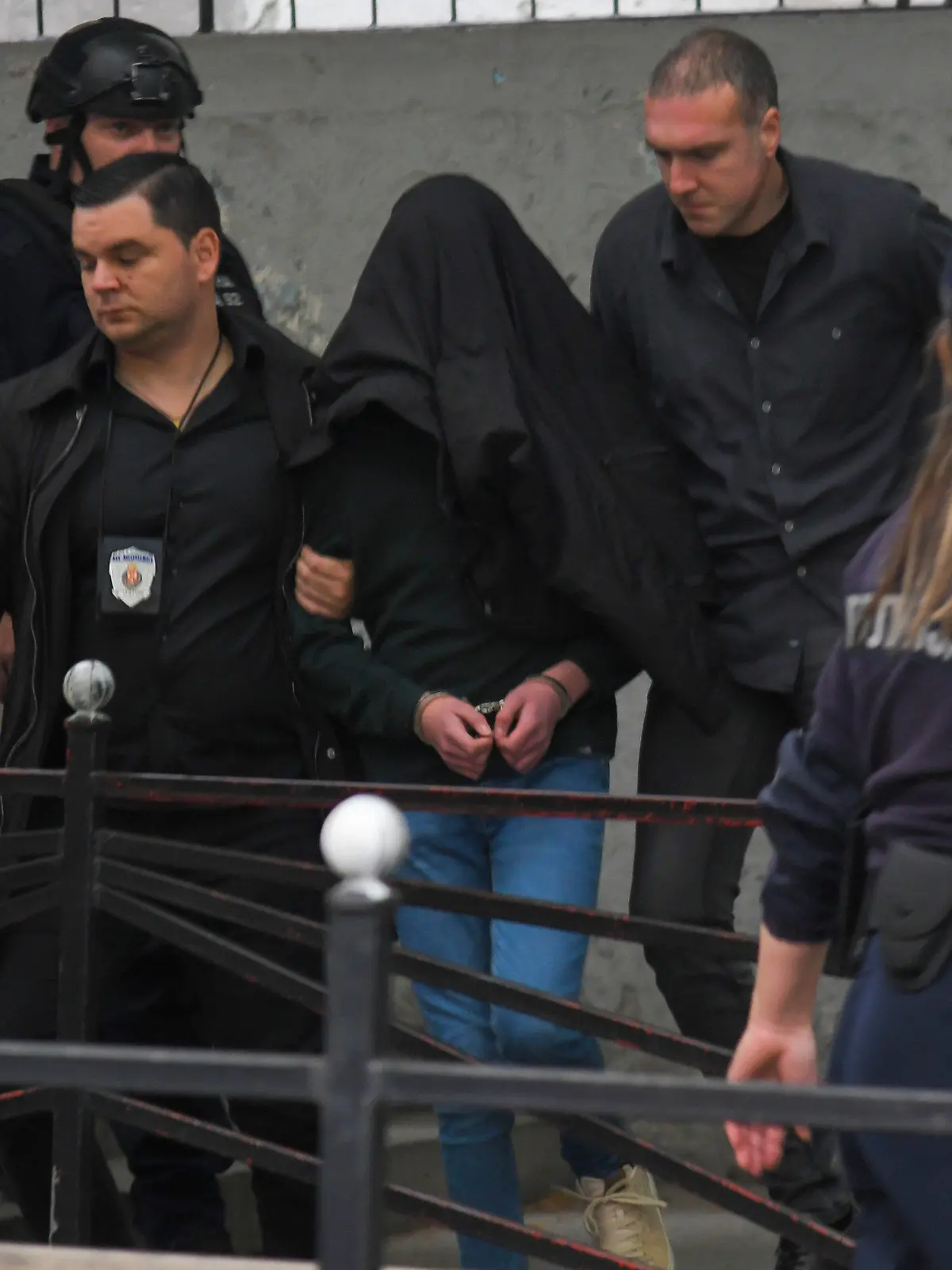 dpatopbilder - 23.04.2023, Großbritannien, Belgrad: Ein Verdächtiger (M) wird von der Polizei an einer Grundschule eskortiert. Ein Schüler hat in einer Belgrader Schule auf Mitschüler und Schulpersonal geschossen und dabei mehere Menschen getötet. Foto: Uncredited/AP +++ dpa-Bildfunk +++