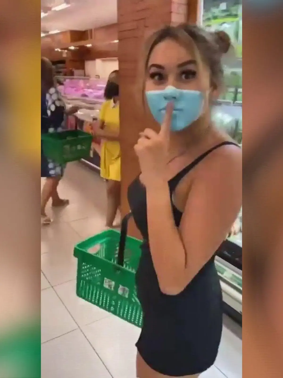 Ein Influencer-Paar geht auf Bali mit aufgemalter Maske in den Supermarkt und macht sich über die Reaktionen der Einkaufenden lustig. Die indonesische Einwanderungsbehörde sieht das virale Video und zieht als Konsequenz die Pässe der Reisenden ein.