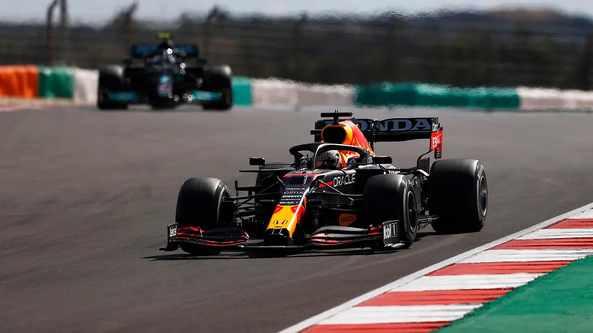 Formula 1 2021: Portuguese GP ALGARVE INTERNATIONAL CIRCUIT, PORTUGAL - MAY 02: Max Verstappen, Red Bull Racing RB16B, leads Valtteri Bottas, Mercedes W12 during the Portuguese GP at Algarve International Circuit on Sunday May 02, 2021 in Portimao, Portugal. Photo by Andy Hone / LAT Images Images PUBLICATIONxINxGERxSUIxAUTxHUNxONLY GP2103_151922_ONY3896