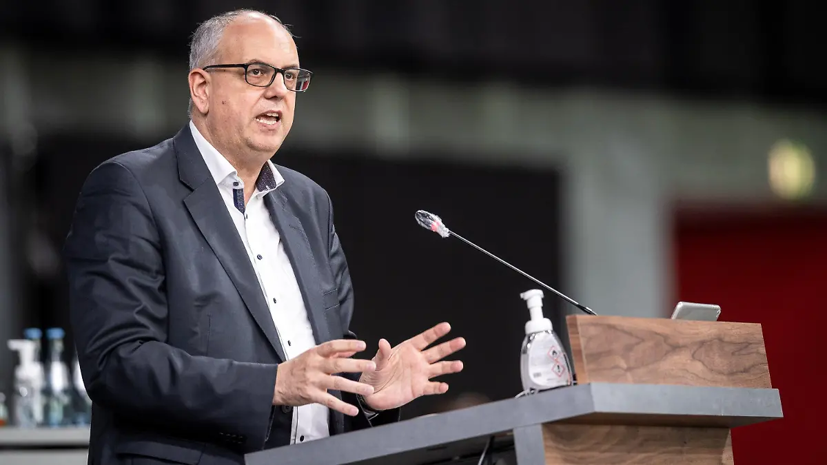 18.11.2020, Bremen: Andreas Bovenschulte (SPD), Bürgermeister von Bremen, spricht bei einer Sitzung der Bürgerschaft. Die Bremische Bürgerschaft debattiert über Corona-Maßnahmen, den Etat 2021, sowie geltende Regeln und Einschränkungen für Silvesterfeuerwerke. Foto: Sina Schuldt/dpa +++ dpa-Bildfunk +++