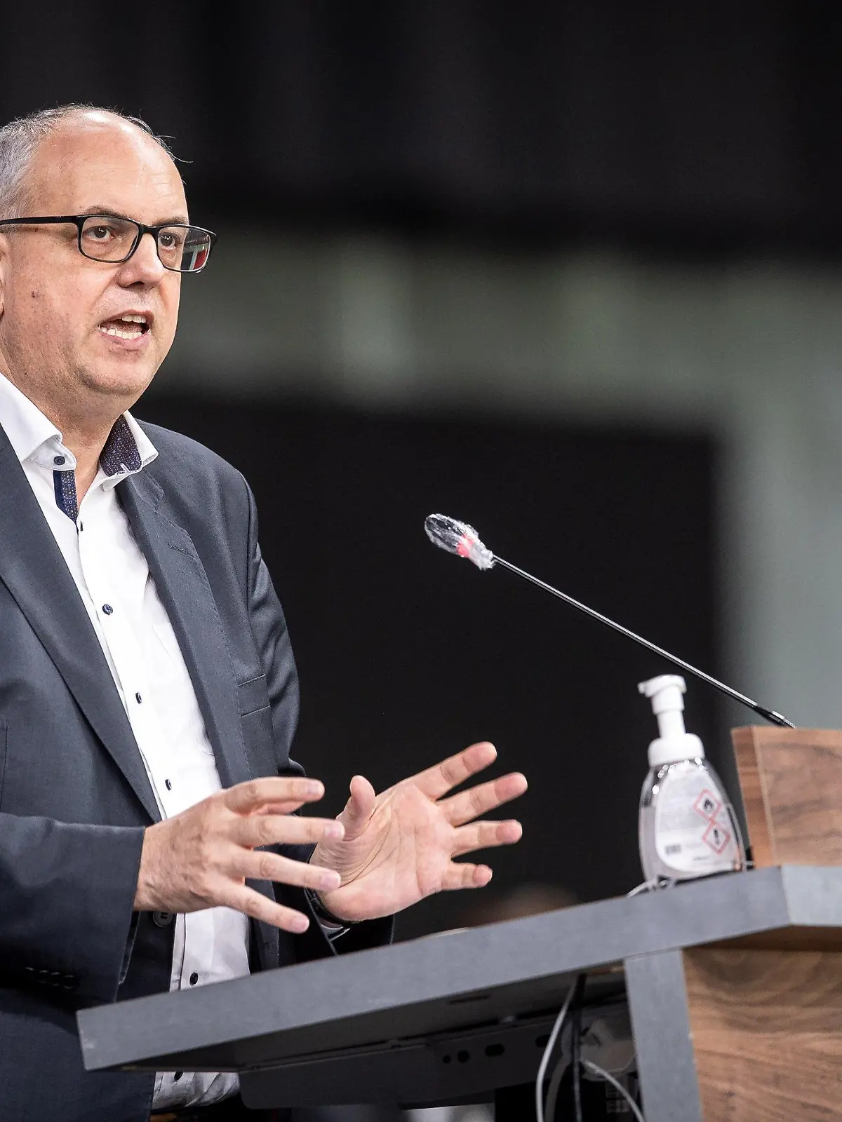 18.11.2020, Bremen: Andreas Bovenschulte (SPD), Bürgermeister von Bremen, spricht bei einer Sitzung der Bürgerschaft. Die Bremische Bürgerschaft debattiert über Corona-Maßnahmen, den Etat 2021, sowie geltende Regeln und Einschränkungen für Silvesterfeuerwerke. Foto: Sina Schuldt/dpa +++ dpa-Bildfunk +++