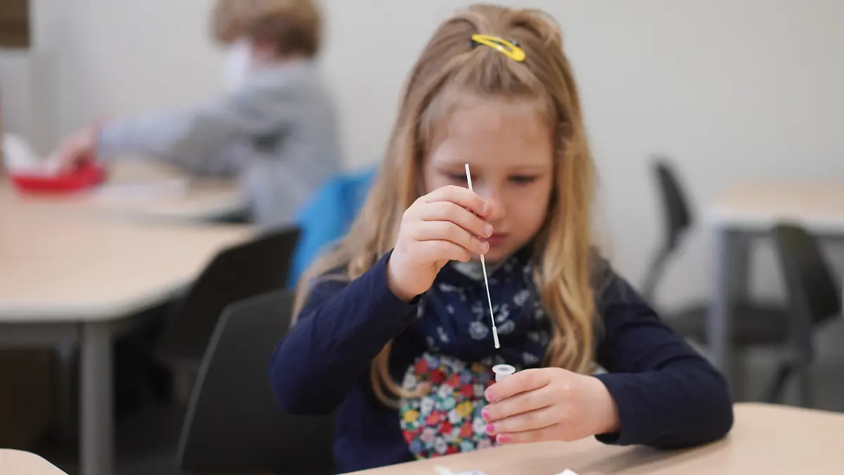 19.04.2021, Berlin: Die Schülerin Luisa von der Fritz-Karsen-Gemeinschaftsschule führt führt vor Unterrichtsbeginn einen Corona-Selbsttest durch. Die Berliner Kinder müssen ab heute in den Schulen auf das Coronavirus getestet werden. Foto: Jörg Carstensen/dpa +++ dpa-Bildfunk +++