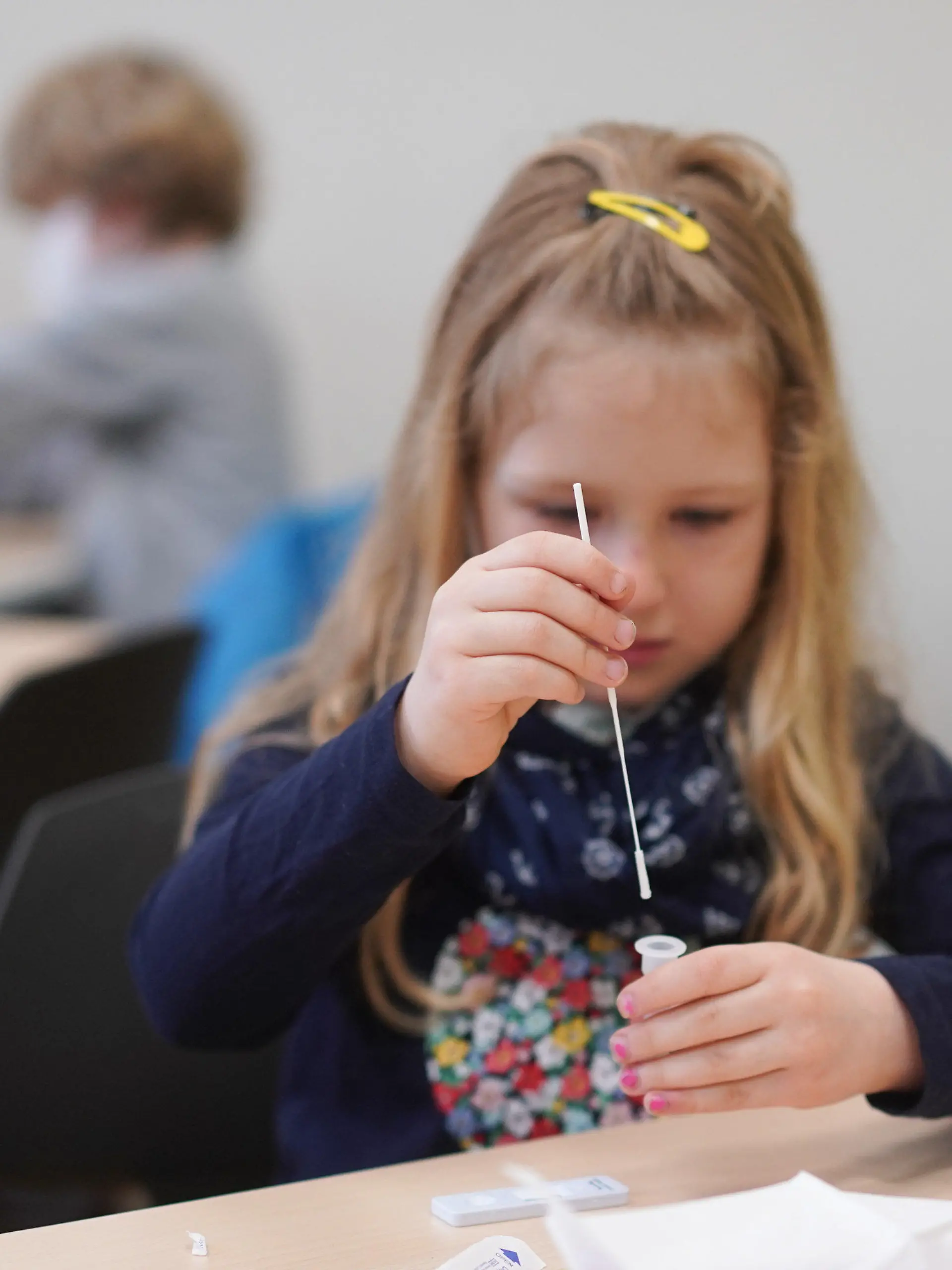 19.04.2021, Berlin: Die Schülerin Luisa von der Fritz-Karsen-Gemeinschaftsschule führt führt vor Unterrichtsbeginn einen Corona-Selbsttest durch. Die Berliner Kinder müssen ab heute in den Schulen auf das Coronavirus getestet werden. Foto: Jörg Carstensen/dpa +++ dpa-Bildfunk +++
