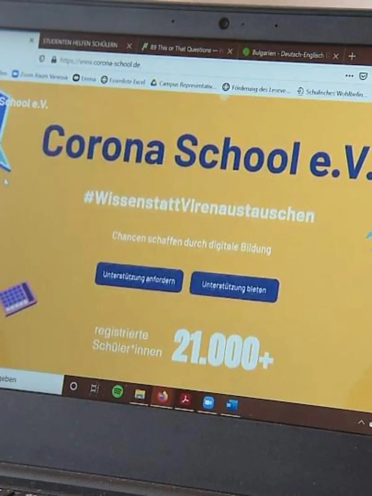 Kein Präsenzunterricht, keine Freunde treffen – Kinder und Jugendliche müssen aufgrund der Pandemie auf viel verzichten. Besonders schulisch gibt es einiges aufzuholen. Genau hier setzt das Nachhilfeprogramm „Corona School“ an, es soll den Schülerinnen und Schülern helfen am Ball zu bleiben.
